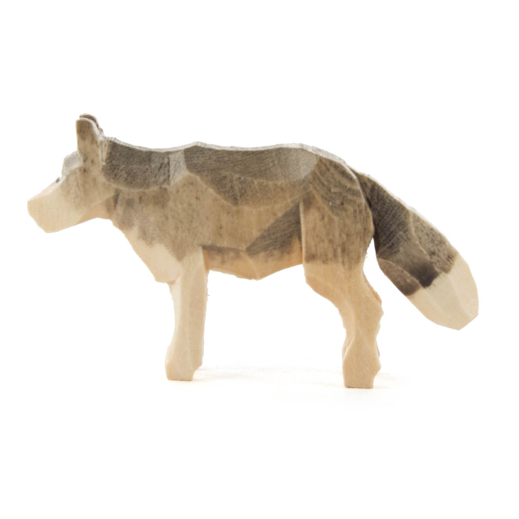 Holzfigur eines grauen Wolfs mit detaillierten Schnitzereien, auf vier Beinen stehend. im Dregeno Online Shop günstig kaufen