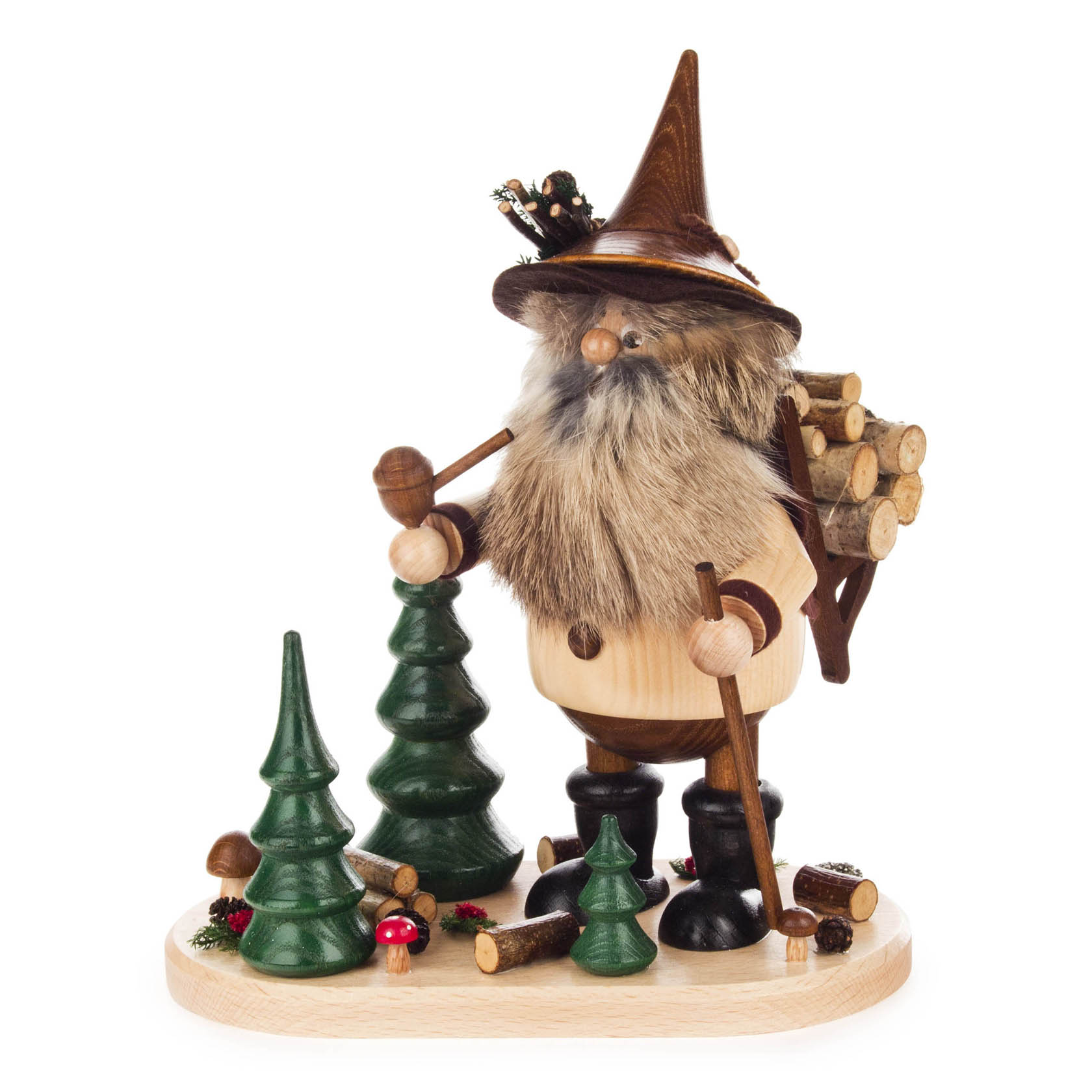 Ein Räuchermann in Form eines Waldwichtels mit großem Hut und buschigem Bart. Er trägt eine Holzkiepe voller Holzscheite auf dem Rücken und hält einen Wanderstab. im Dregeno Online Shop günstig kaufen