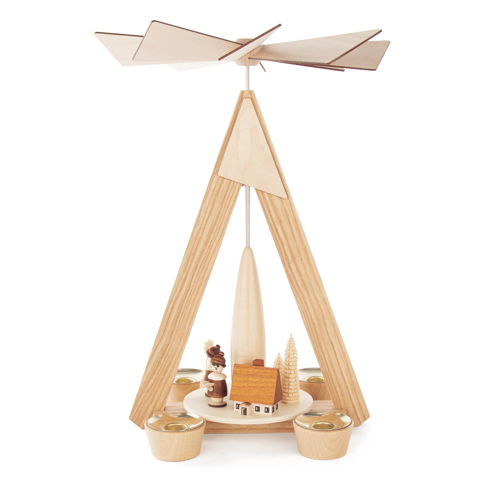 Holzpyramide mit Teelichthaltern und einer Szene mit einem kleinen Dorfhaus, zwei Bäumen und zwei Figuren, die als Sänger gekleidet sind.