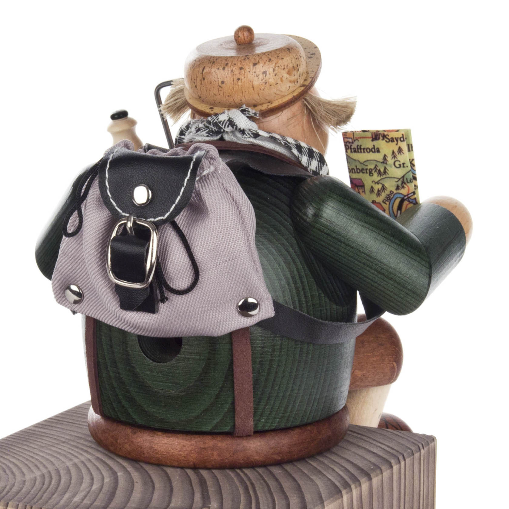Räuchermann Tourist aus Holz, 14 cm groß, sitzt als Kantenhocker. In grüner Kleidung mit grauem Rucksack und Landkarte in der Hand.