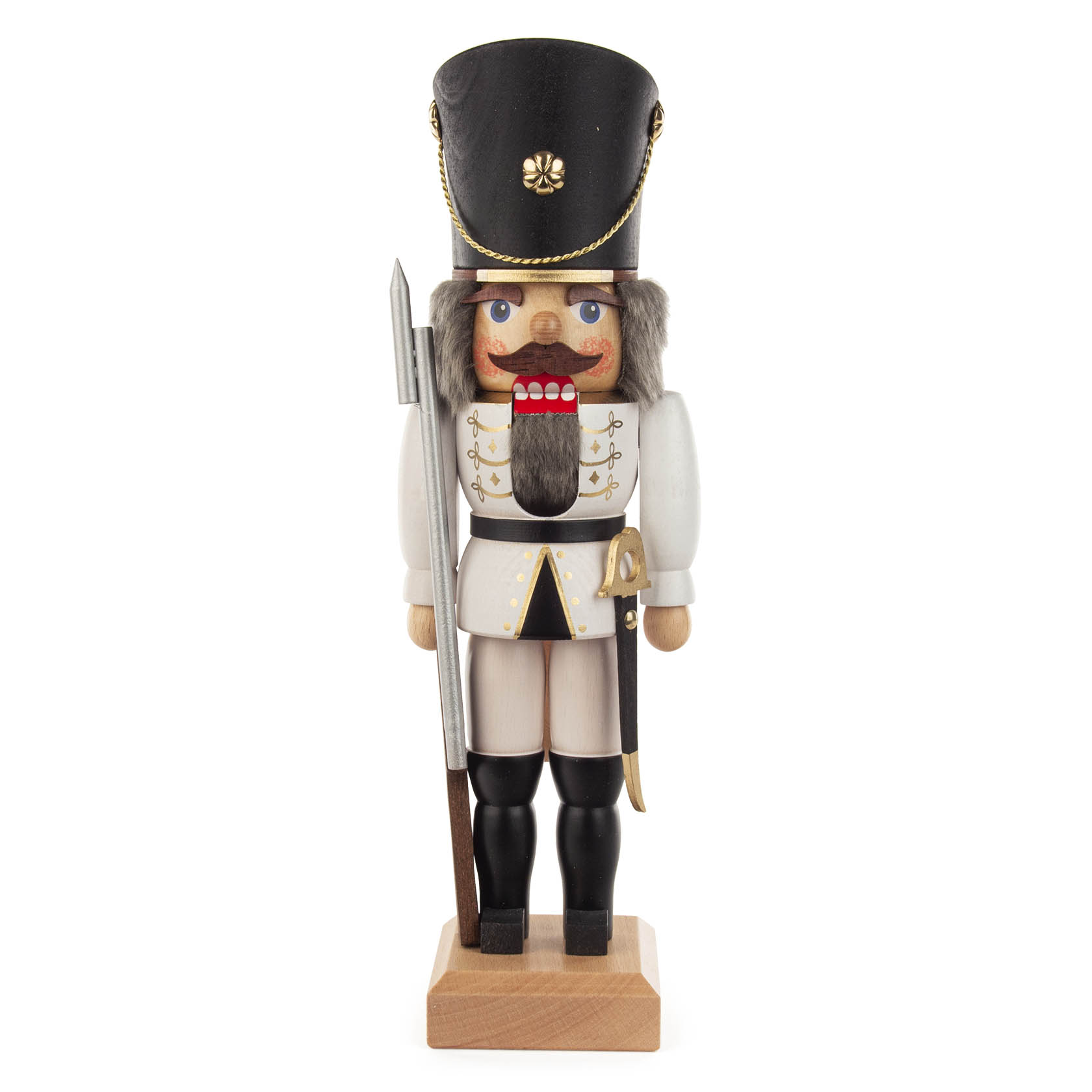 Ein traditioneller Nussknacker in Form eines Soldaten, 29 cm groß, mit weiß lasierter Uniform, schwarzem Hut und einem Speer in der rechten Hand. im Dregeno Online Shop günstig kaufen