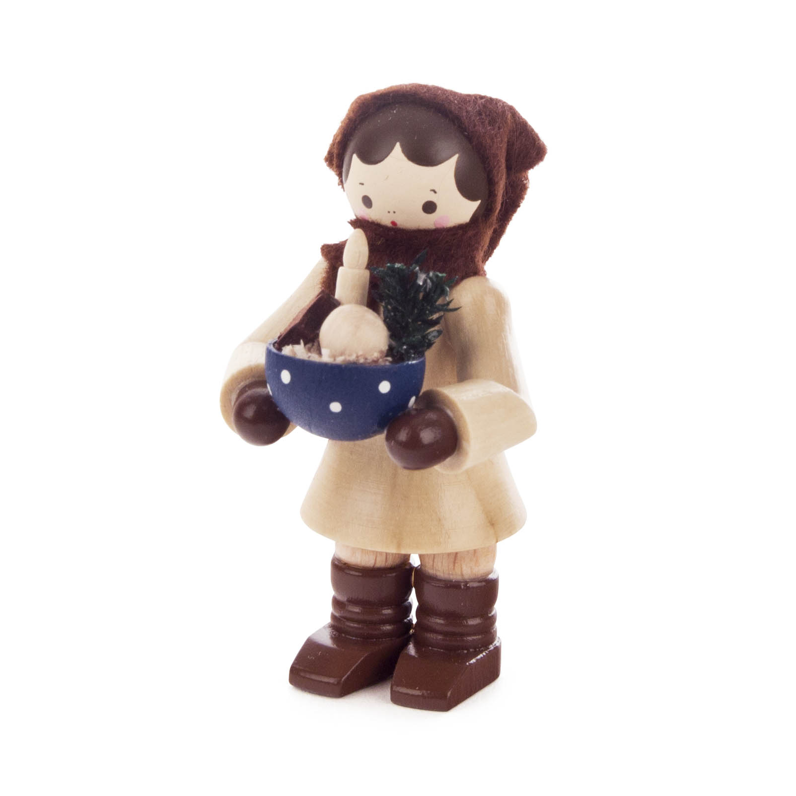 Holzfigur einer Frau mit braunem Umhang und Stiefeln, hält eine blaue Schüssel mit Pilzen und einem Zweig. im Dregeno Online Shop günstig kaufen