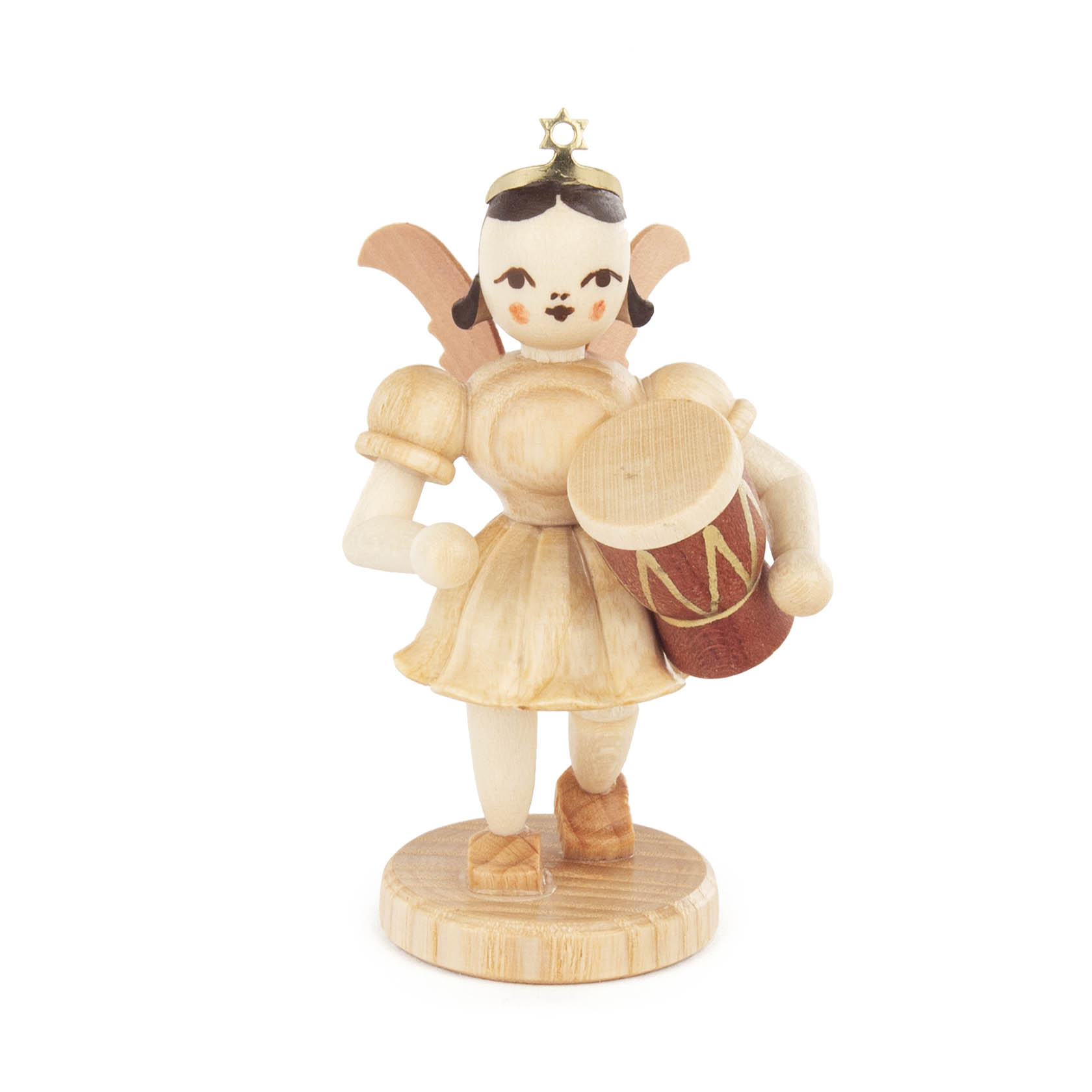 Holzengel mit braunem Haar, Flügeln und einem goldenen Stern über dem Kopf, trägt ein naturfarbenes Kleid und spielt auf einer Djembe-Trommel. im Dregeno Online Shop günstig kaufen