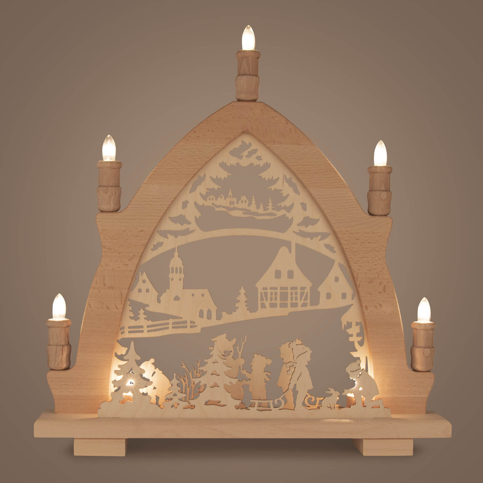 Holzleuchterbogen mit LED-Lichtern, zeigt Winterlandschaft mit Kindern und Häusern, gefertigt aus Buche.