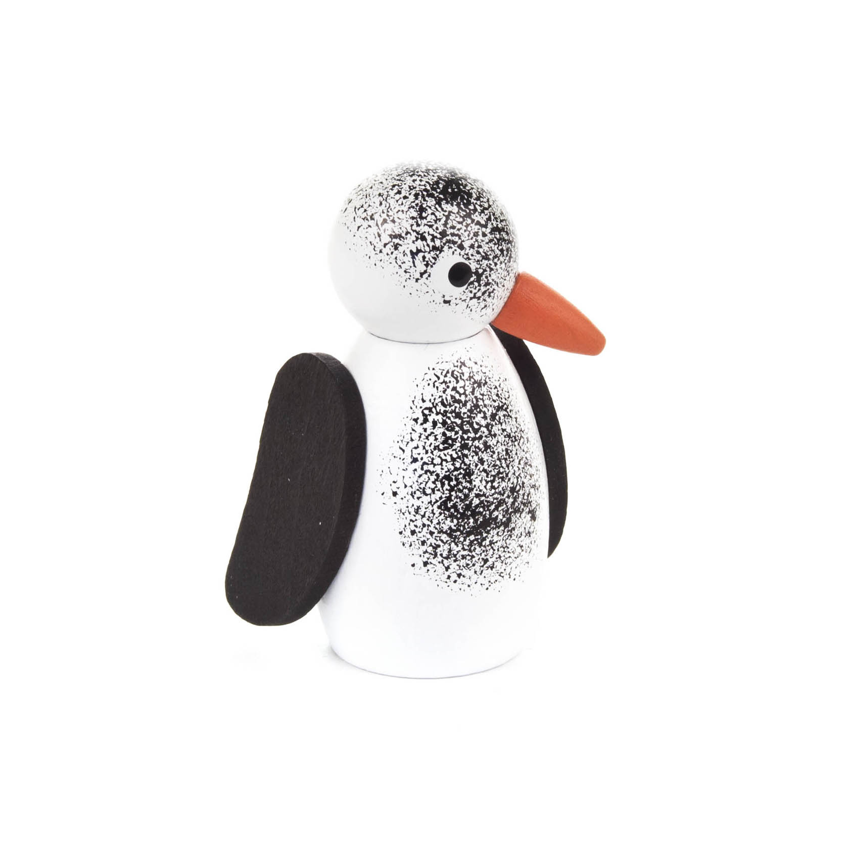 Ein kleiner Holzvogel im minimalistischen Design, bemalt in Weiß mit schwarzen Sprenkeln. Er hat einen orangefarbenen Schnabel und schwarze Flügel.