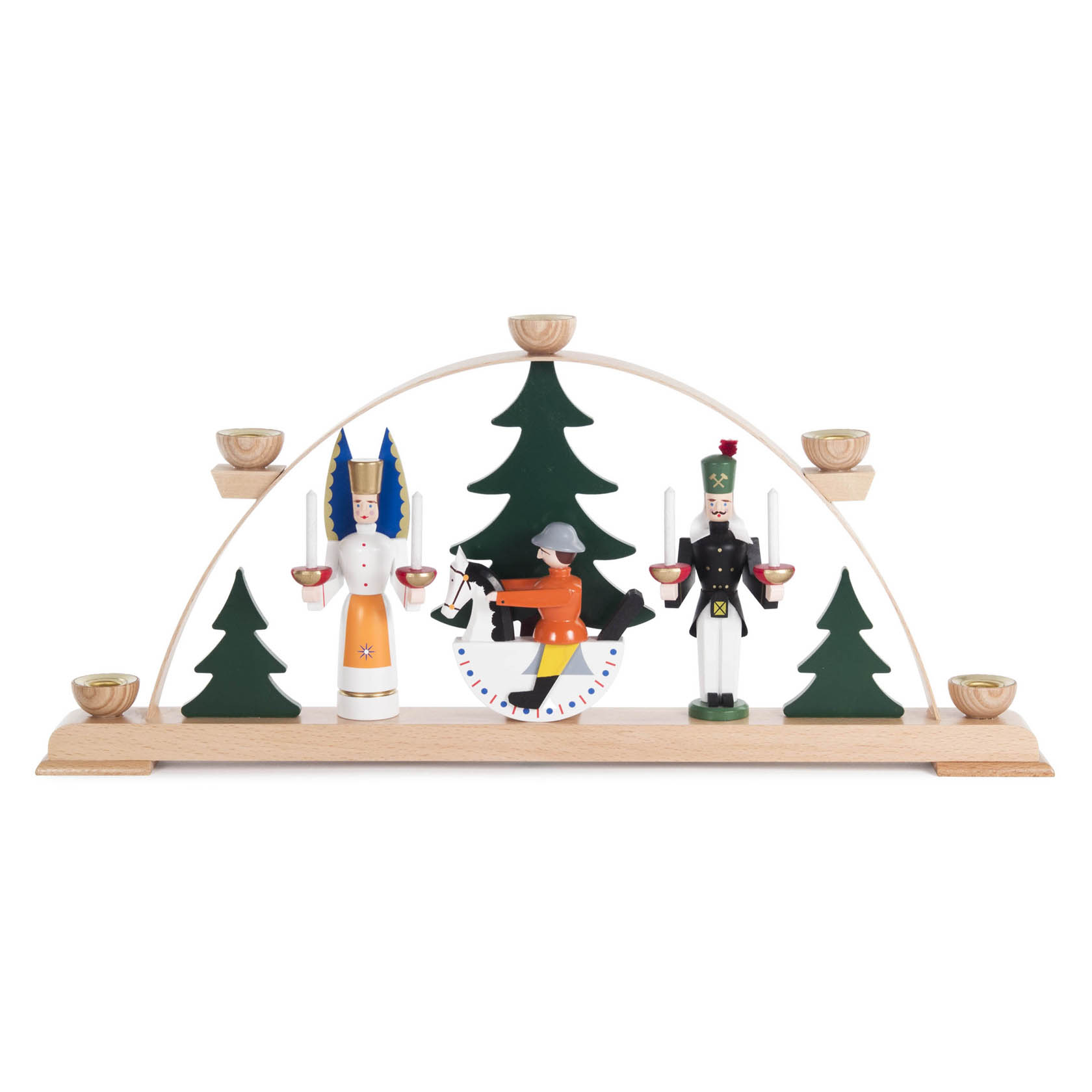 Ein farbiger Schwibbogen mit Holzfiguren: Ein Engel, ein Bergmann und ein Reiterlein, aufgestellt zwischen grünen Bäumen, mit Platz für Kerzen. im Dregeno Online Shop günstig kaufen