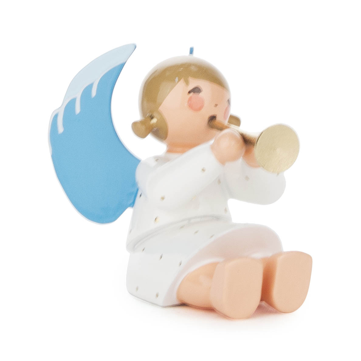 Eine sitzende Engelsfigur mit blauen Flügeln, die eine goldene Flöte spielt. Der Engel trägt ein weißes Gewand mit goldenen Punkten. im Dregeno Online Shop günstig kaufen