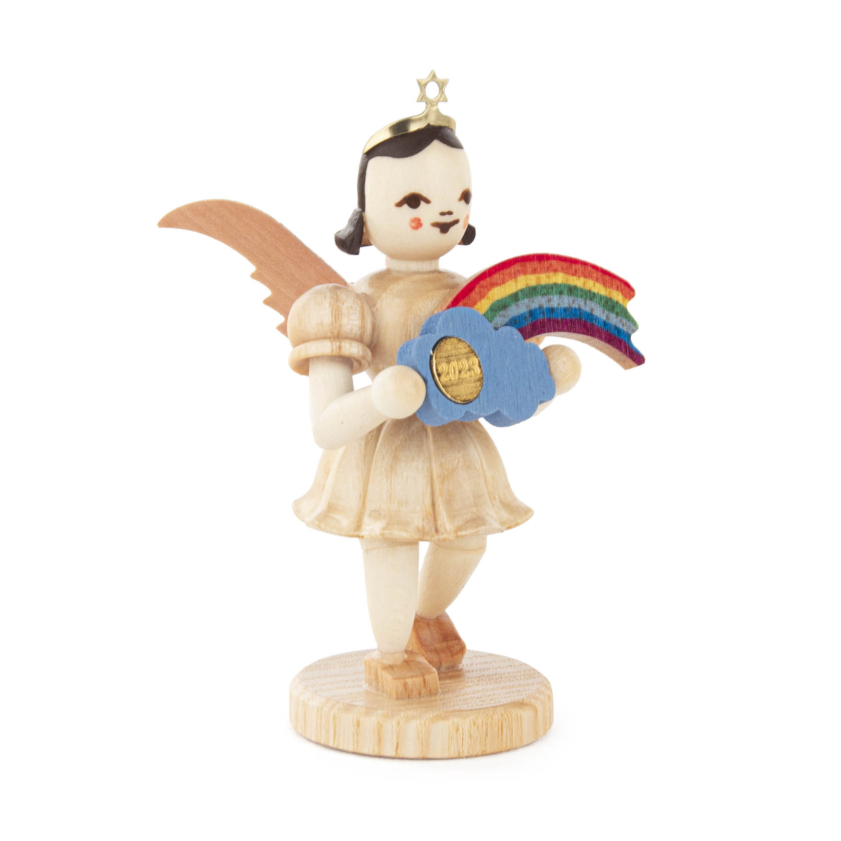 Holzfigur eines Engels mit Flügeln, der eine blaue Wolke mit einem Regenbogen hält. Der Engel trägt ein cremefarbenes Kleid und hat eine goldene Krone. im Dregeno Online Shop günstig kaufen