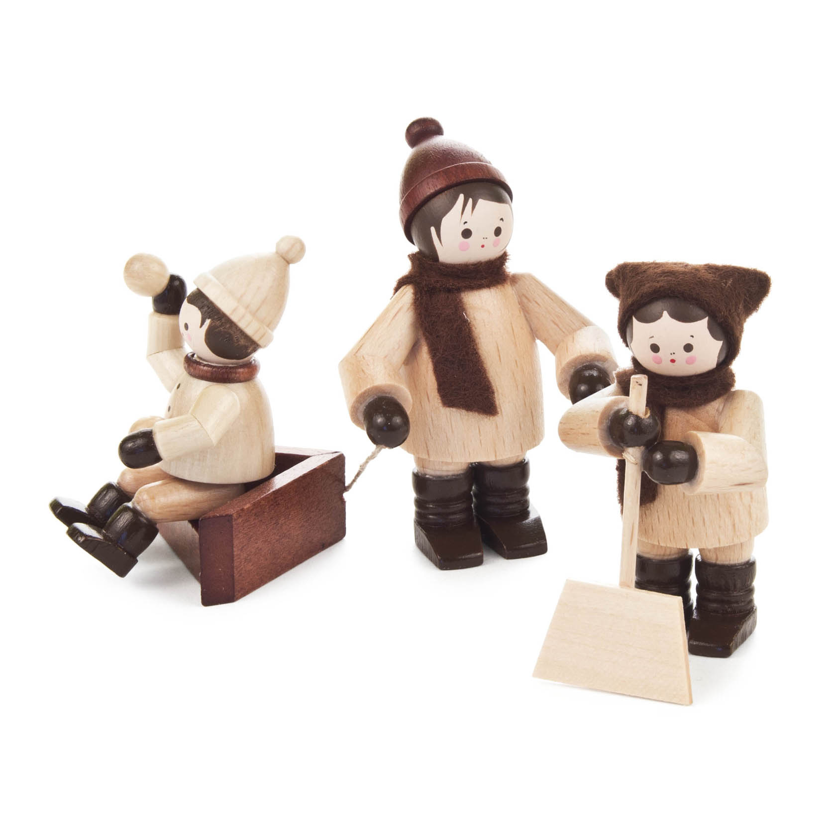Drei Holzfiguren, die in Winterbekleidung dargestellt sind: eine Person mit einer Schaufel, eine auf einem Schlitten und eine mit einem Schneeball. im Dregeno Online Shop günstig kaufen