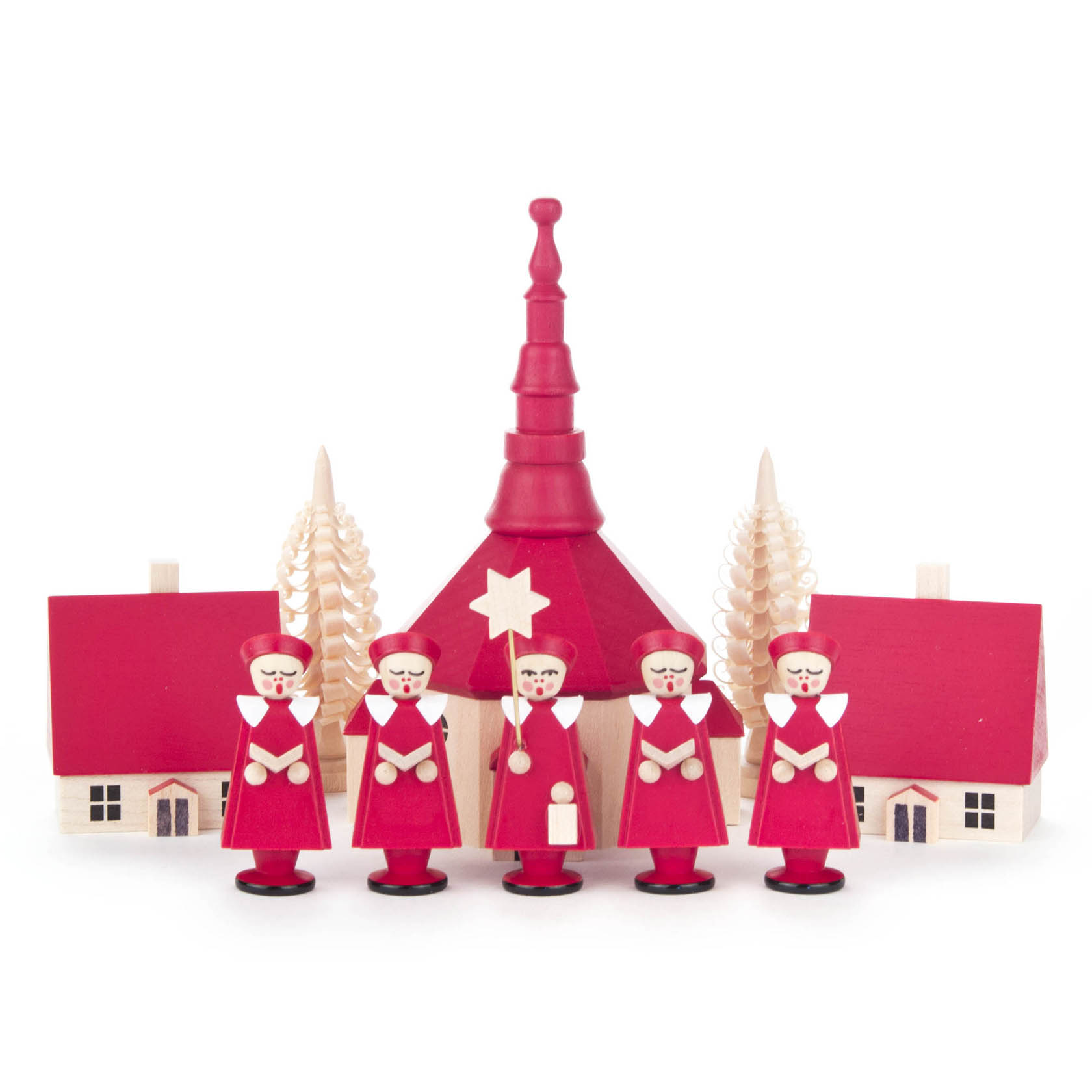Fünf Figuren in roten Kurrende-Gewändern vor dem Seiffener Dorf mit rotem Kirchturm. im Dregeno Online Shop günstig kaufen