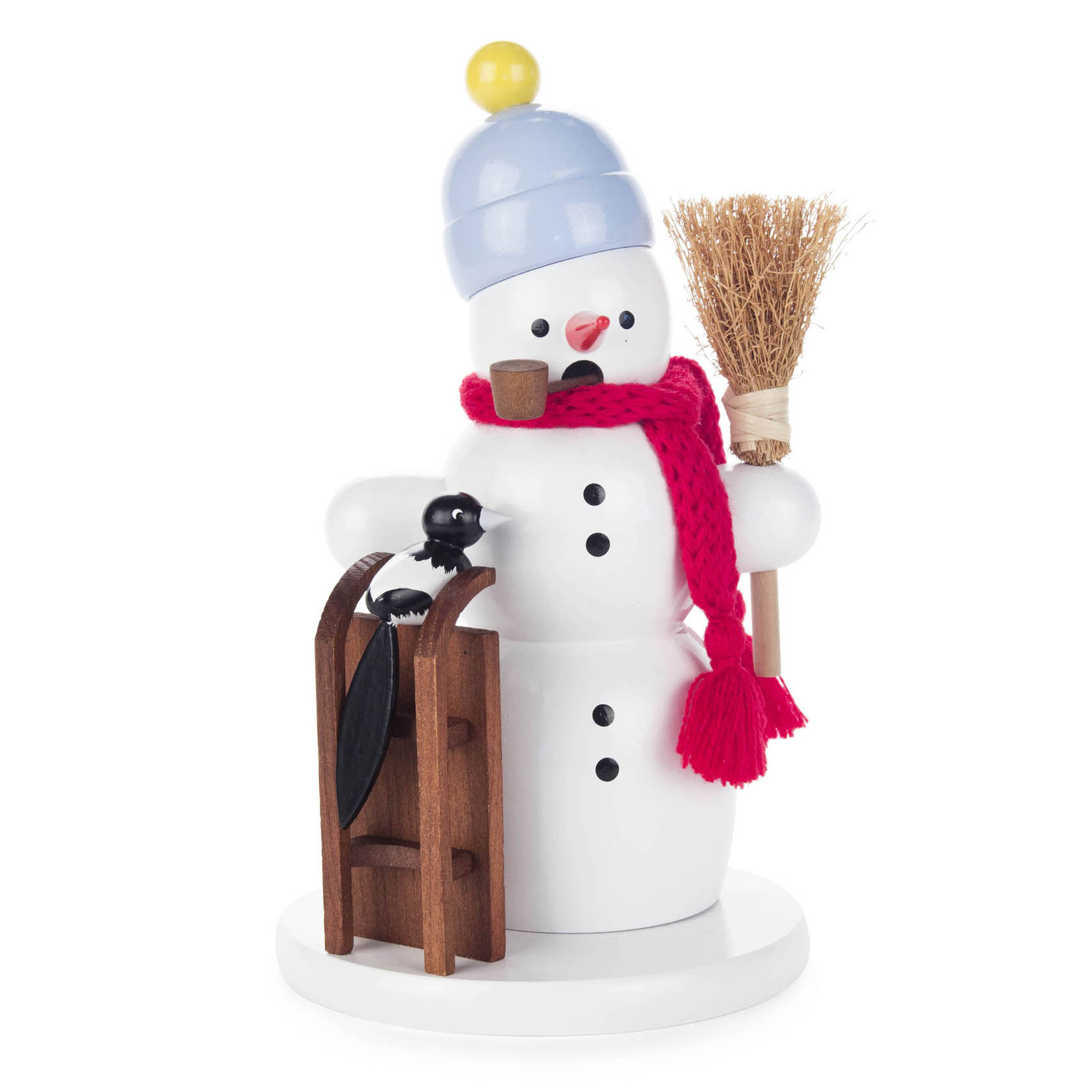 Räuchermann in Form eines Schneemanns mit blauem Hut, rotem Schal, einem Holzschlitten mit schwarzer Elster und einem Besen. im Dregeno Online Shop günstig kaufen