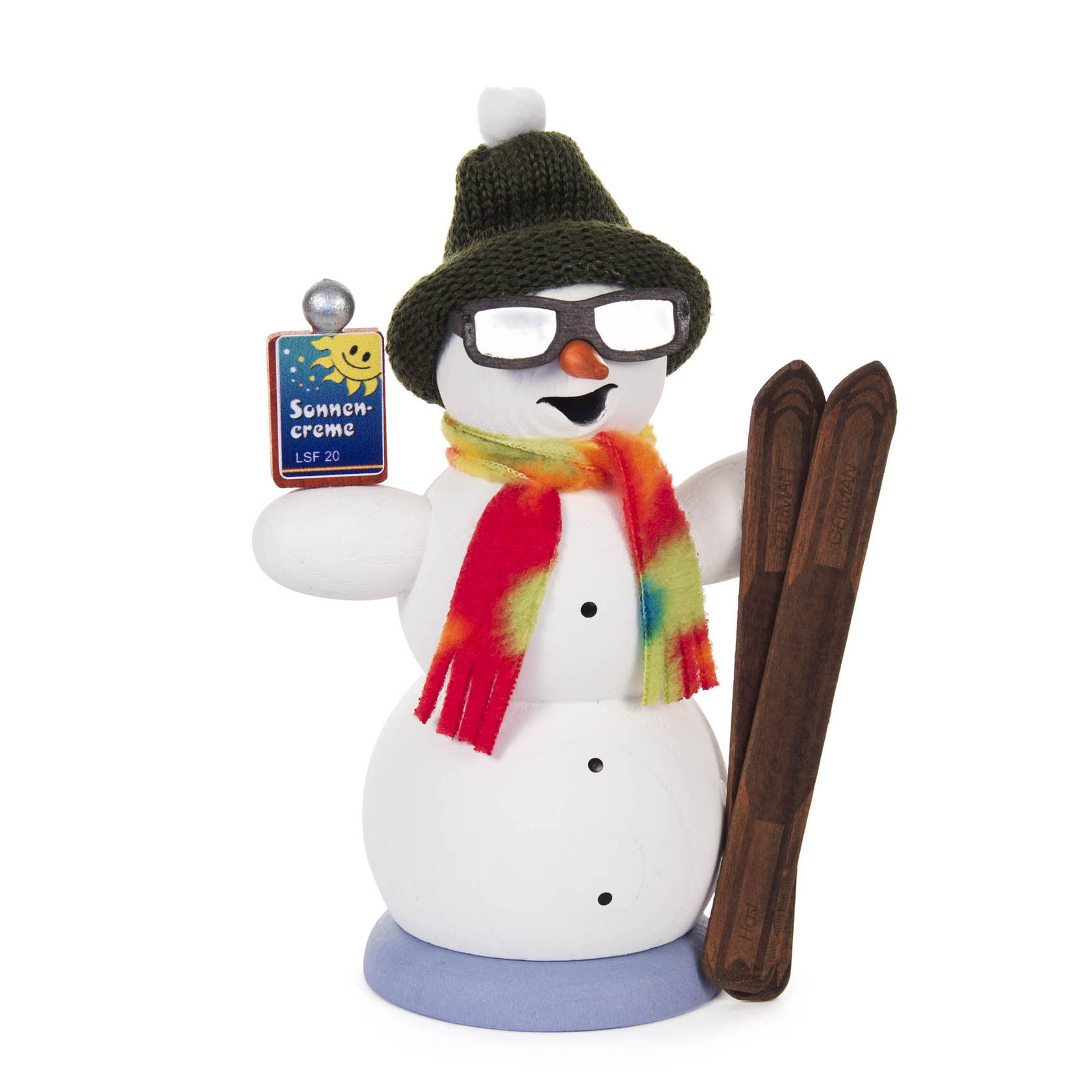 Ein handgefertigter Räuchermann in Form eines Schneemanns mit grüner Mütze, Schal, Skibrille, Skiern und einer Tube Sonnencreme in der Hand. im Dregeno Online Shop günstig kaufen