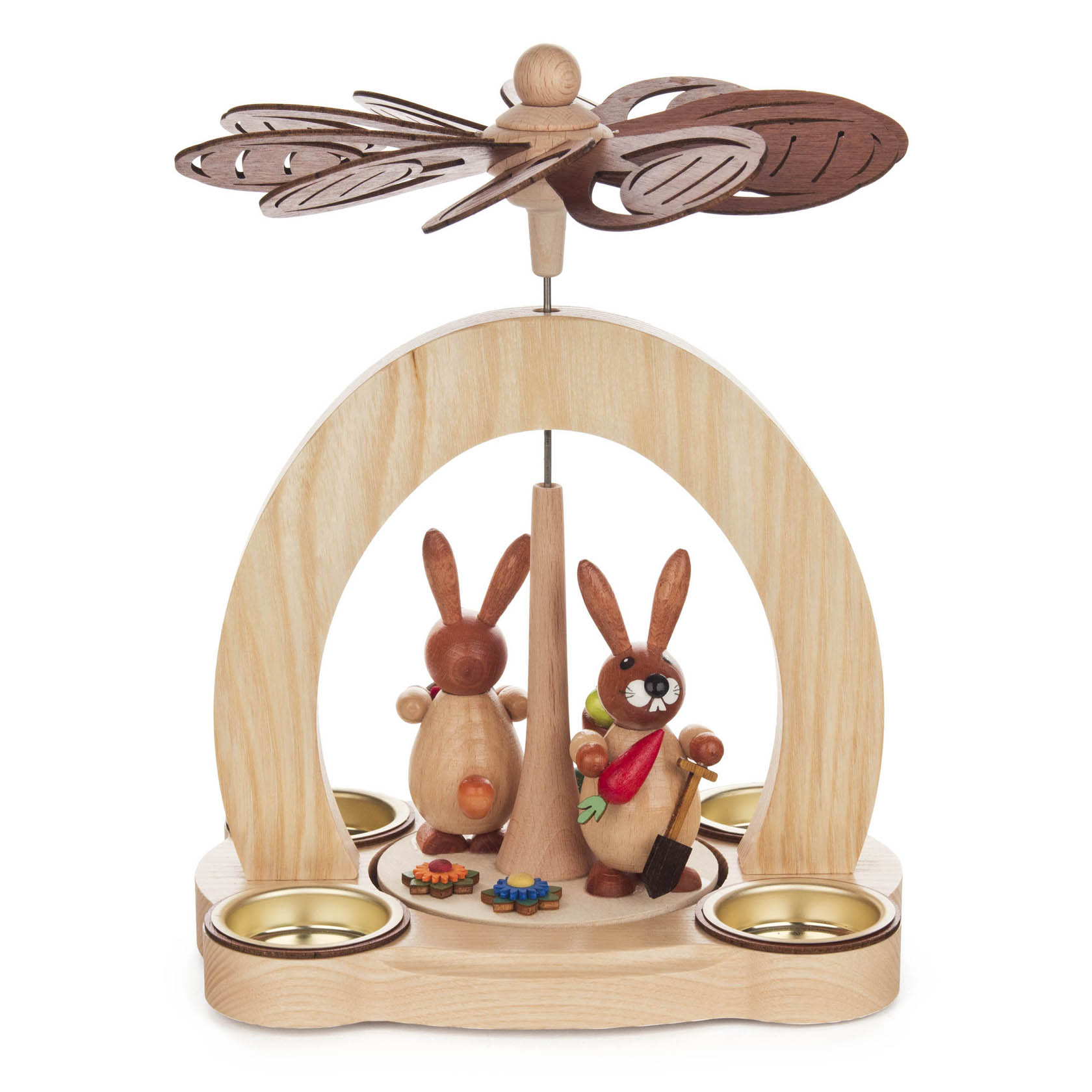 Dekorative hölzerne Weihnachtspyramide mit zwei Hasenfiguren und Platz für Teelichter. Ein Hase hält eine Schaufel und der andere eine Karotte.