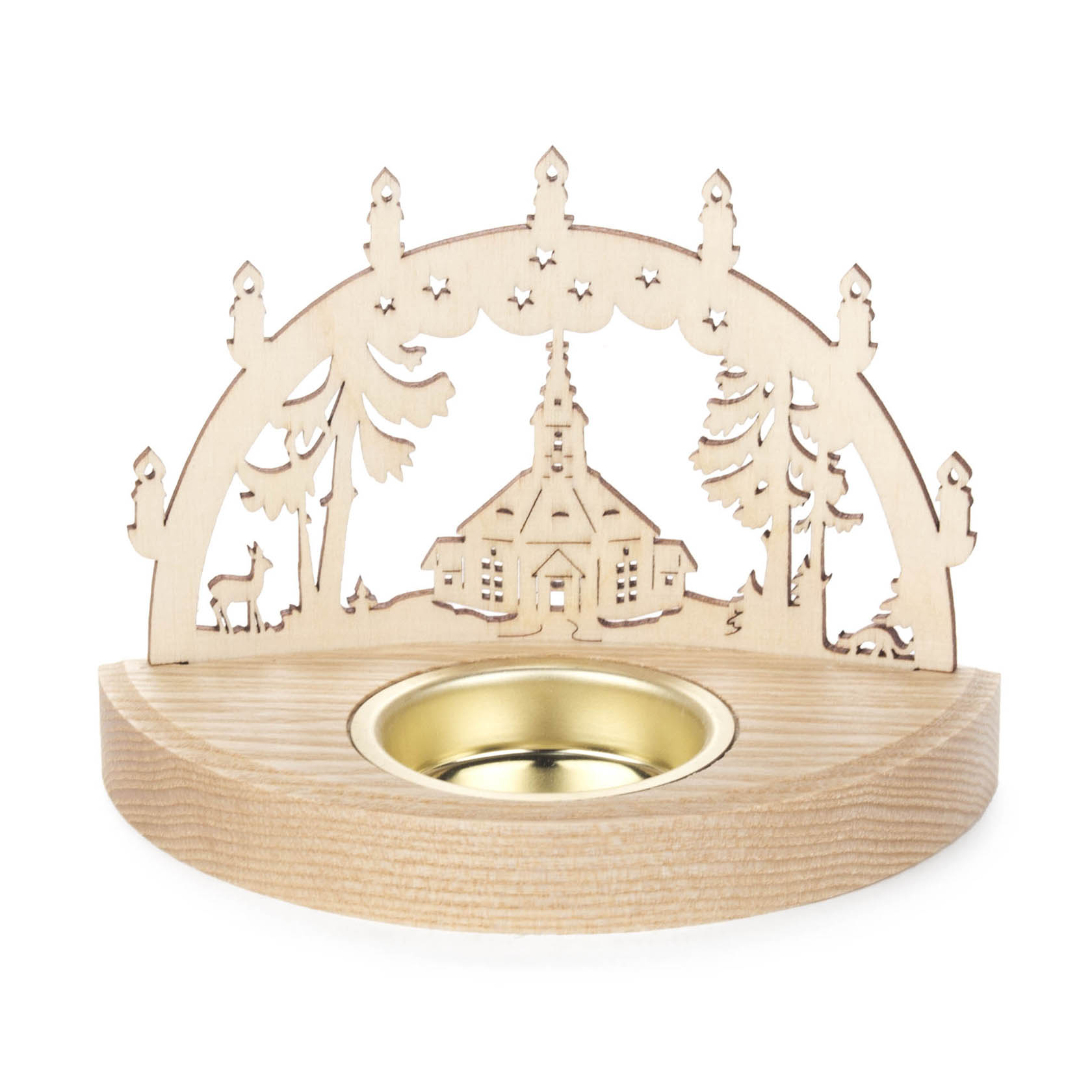 Holz-Teelichthalter mit filigraner Darstellung der Seiffener Kirche, flankiert von Bäumen und Rehen. Der Halter hat eine goldfarbene Schale für das Teelicht. im Dregeno Online Shop günstig kaufen