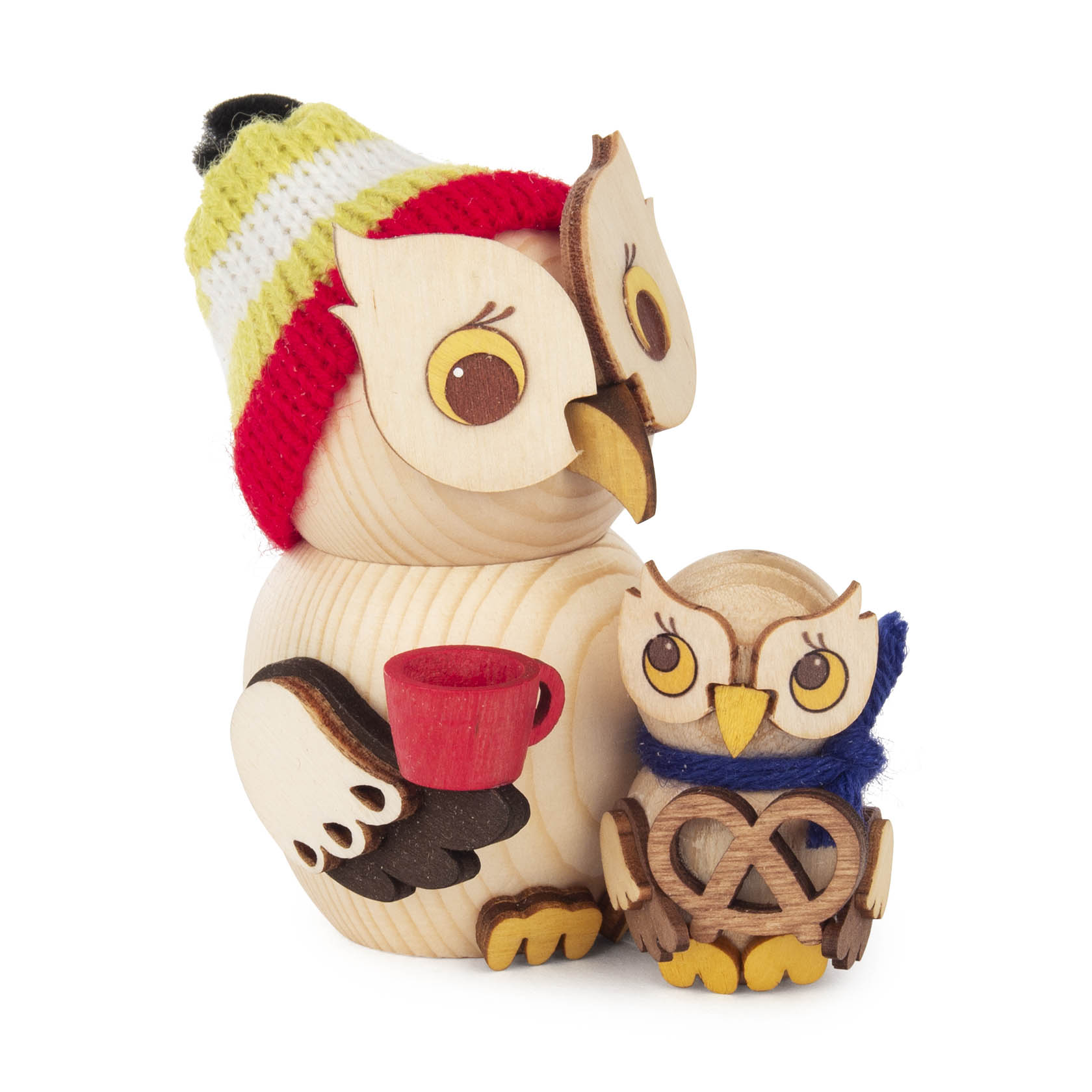 Holzfiguren von zwei Eulen: eine große Eule mit roter Tasse und Wollmütze, daneben eine kleine Eule mit blauem Schal und Brezel. im Dregeno Online Shop günstig kaufen