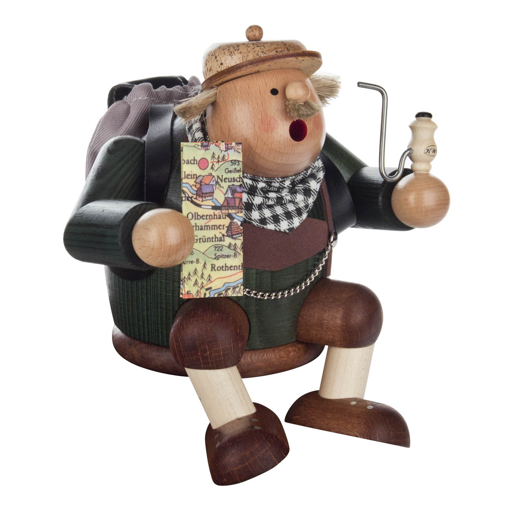 Räuchermann im Touristendesign mit grünem Jackett, kariertem Schal und Mütze, sitzt mit Karte und Pfeife auf einer Kante. im Dregeno Online Shop günstig kaufen