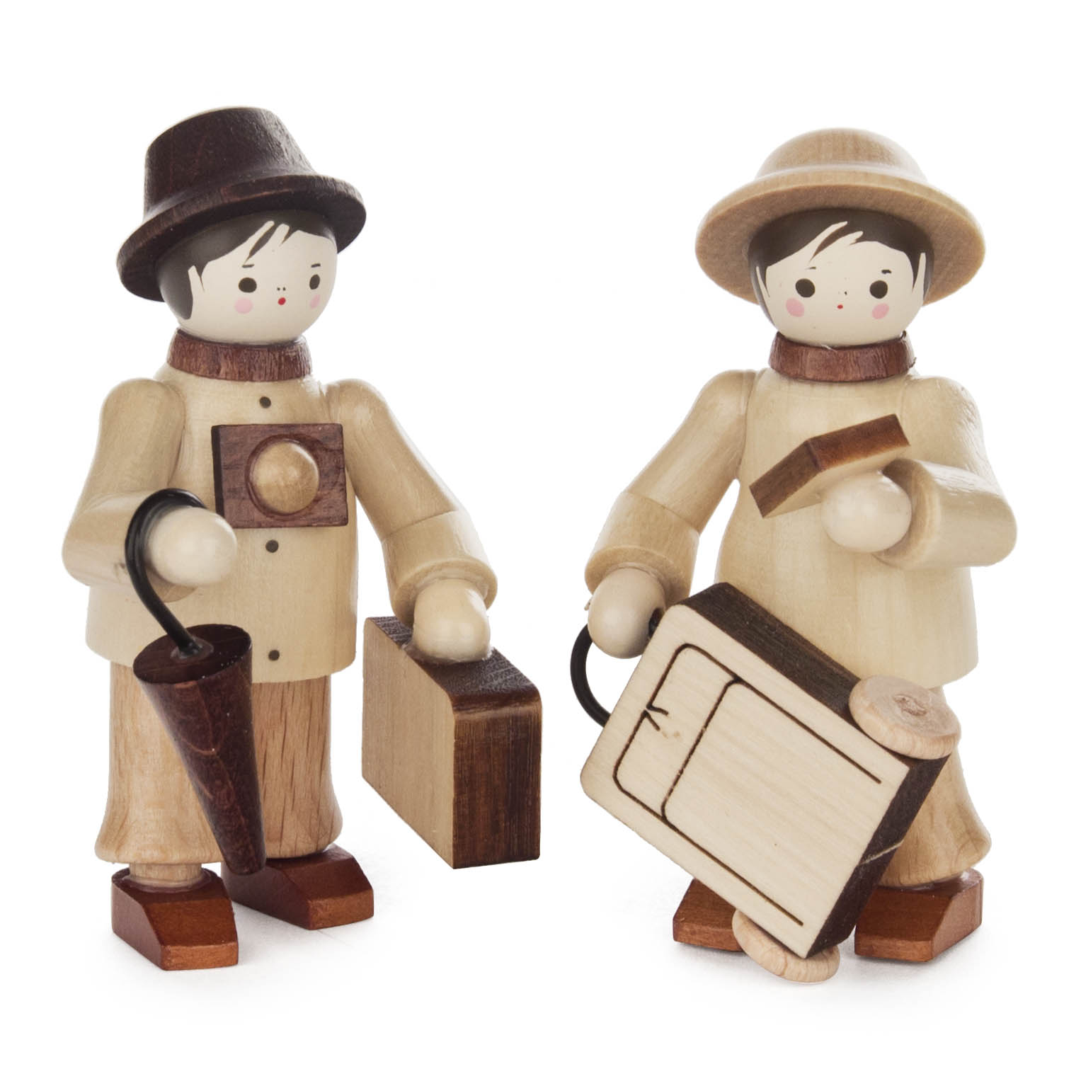 Holzfiguren eines Touristenpaars in traditioneller Kleidung mit Kamera und Gepäckstücken. im Dregeno Online Shop günstig kaufen