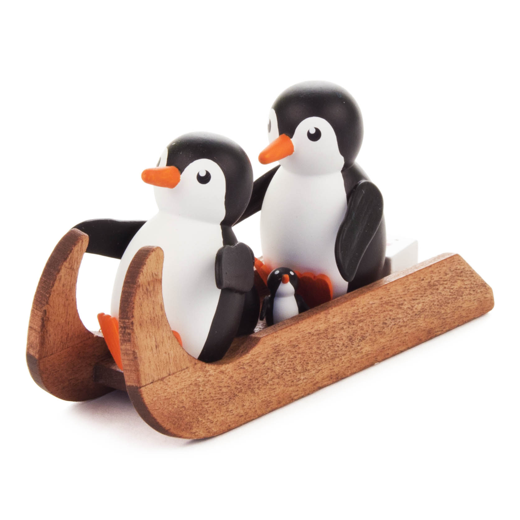 Zwei große Pinguinfiguren sitzen vorne auf einem hölzernen Schlitten, während eine kleinere Pinguinfigur zwischen ihnen steht. im Dregeno Online Shop günstig kaufen