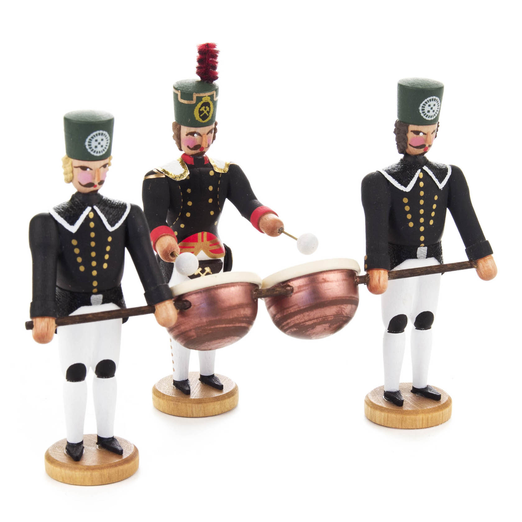 Drei Holzfiguren im Bergmannsuniformen; eine spielt eine Kesselpauke, die anderen tragen Instrumentenstöcke, alle mit grünen Hüten. im Dregeno Online Shop günstig kaufen