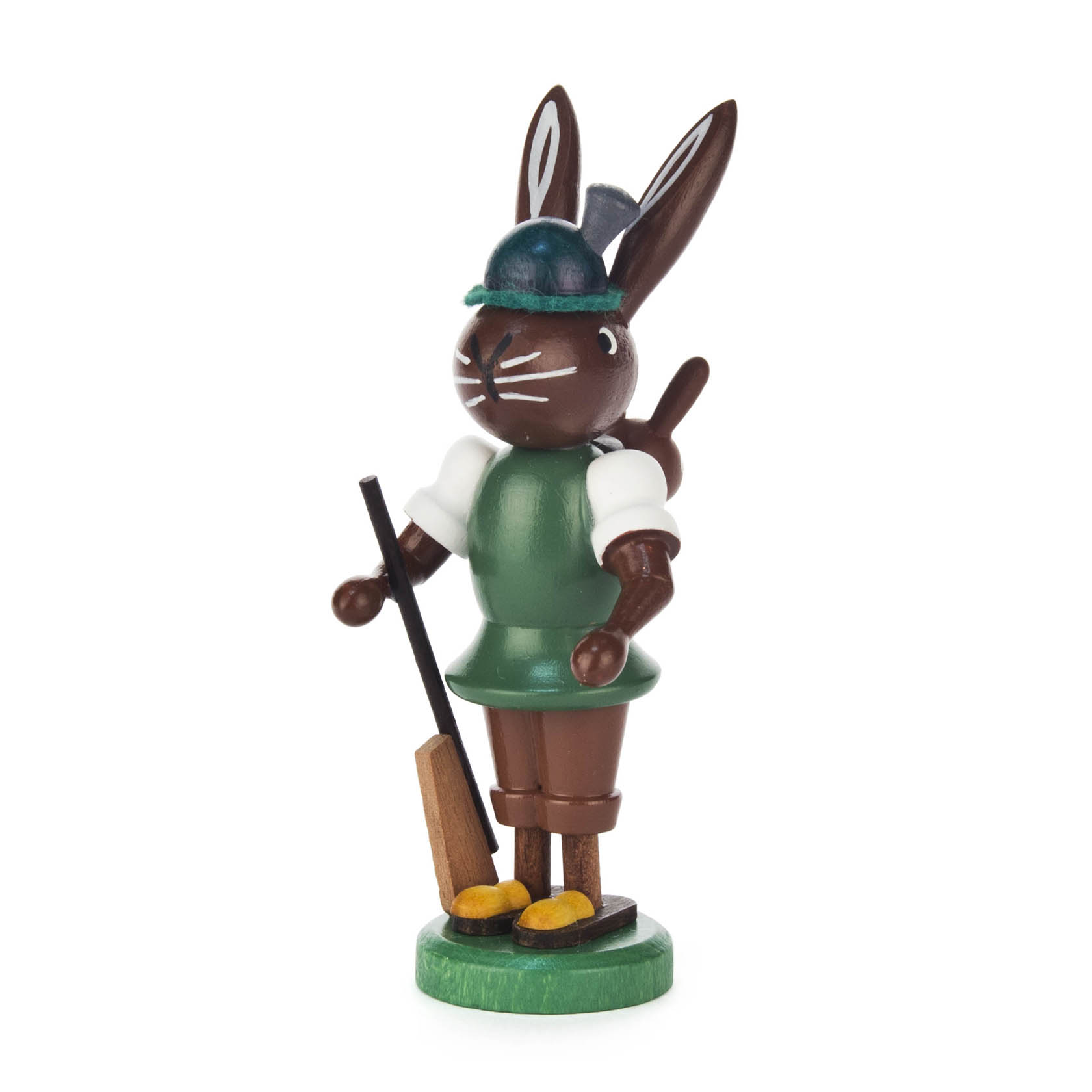 Fröhlich wirkende Holzfigur eines Hasen in grüner Kleidung, der als Jäger verkleidet ist, mit einem Gewehr und einer Tasche. im Dregeno Online Shop günstig kaufen