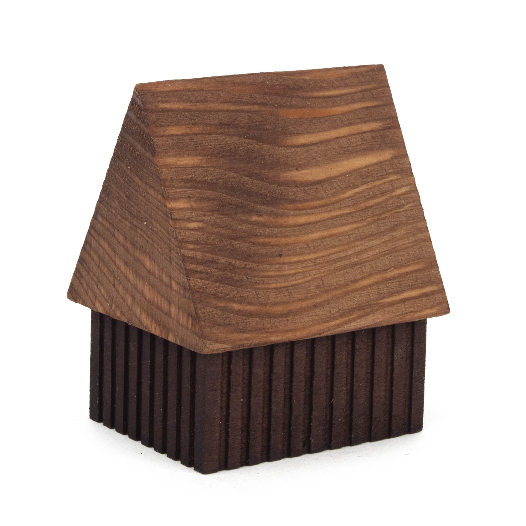 Ein kleines Modell einer Feldscheune mit verbretterten Wänden und einem holzstrukturierten Giebeldach.