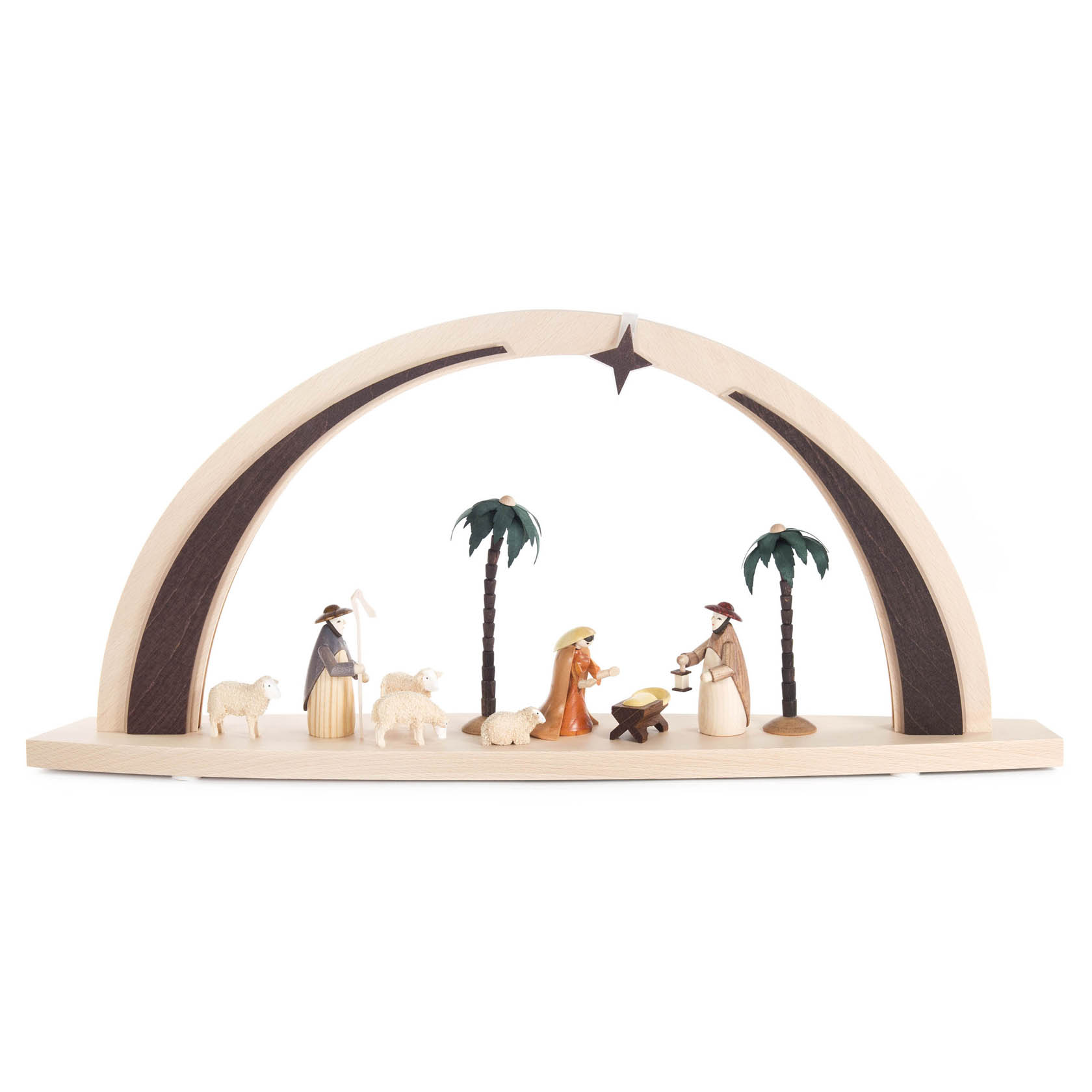 Ein Schwibbogen zeigt die Szene der Geburt Christi. Unter einem hölzernen Bogen sind Maria, Josef, das Jesuskind in der Krippe, zwei Palmen und drei Schafe zu sehen. im Dregeno Online Shop günstig kaufen