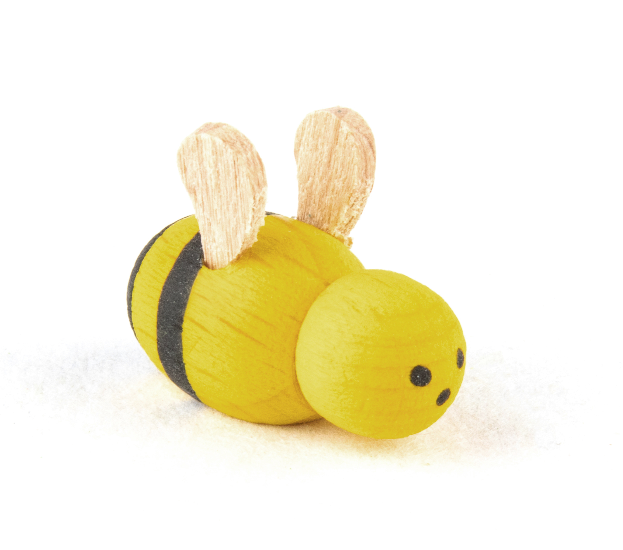 A small, 2cm wooden bee figurine with yellow and black stripes and wooden wings. im Dregeno Online Shop günstig kaufen