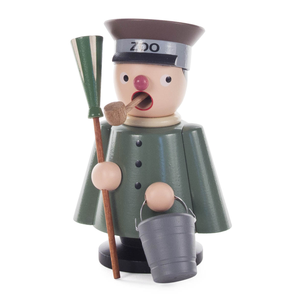 Ein traditioneller hölzerner Räuchermann in Form eines Zoowärters, mit grünem Mantel, großem Hut, Pfeife, Besen und einem Eimer in den Händen. im Dregeno Online Shop günstig kaufen