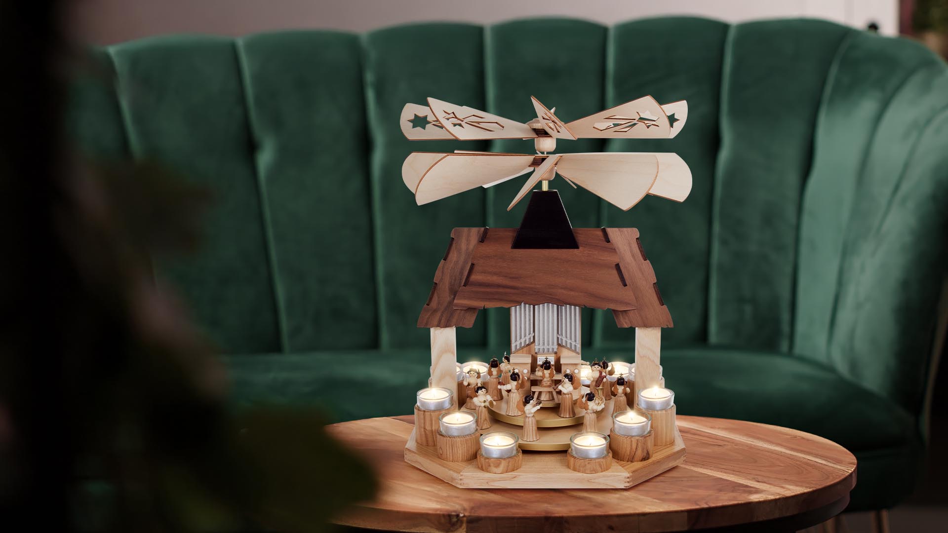Pyramide mit Engeln und zwei Flügelrädern