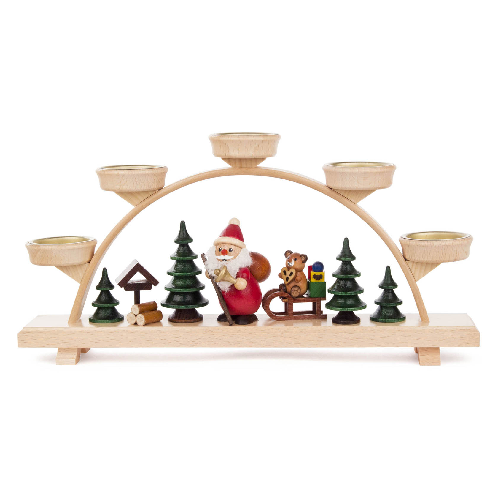 Ein farbiger Schwibbogen aus Holz mit einem Weihnachtsmann, der eine Schaufel hält, einem Bären auf einem Schlitten, Bäumen und Halterungen für Teelichte. im Dregeno Online Shop günstig kaufen