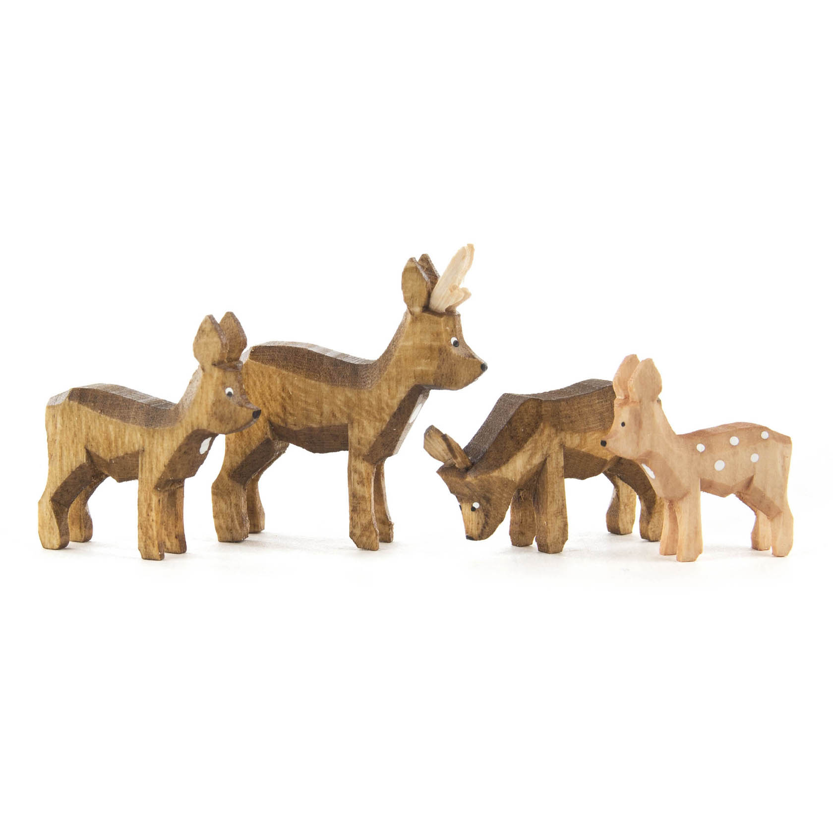 Vier holzgeschnitzte braune Rehe, eines mit Geweih, zwei stehen aufrecht, einer kniet und ein Jungtier mit helleren Flecken am Rücken. im Dregeno Online Shop günstig kaufen