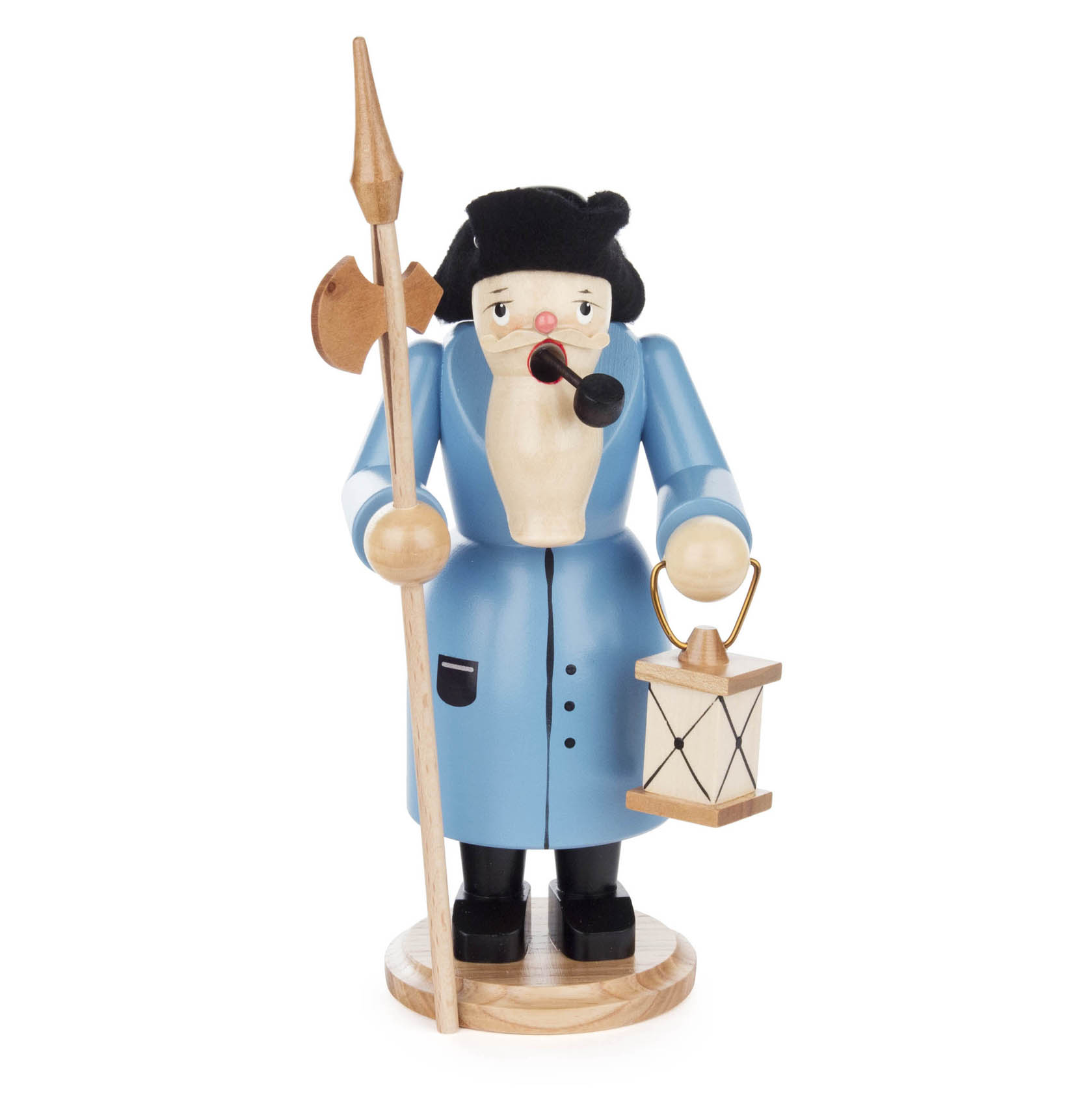 Ein traditioneller Räuchermann in Form eines Nachtwächters. Er trägt einen blauen Mantel, schwarzen Hut, Pfeife im Mund und hält eine Laterne und Hellebarde.