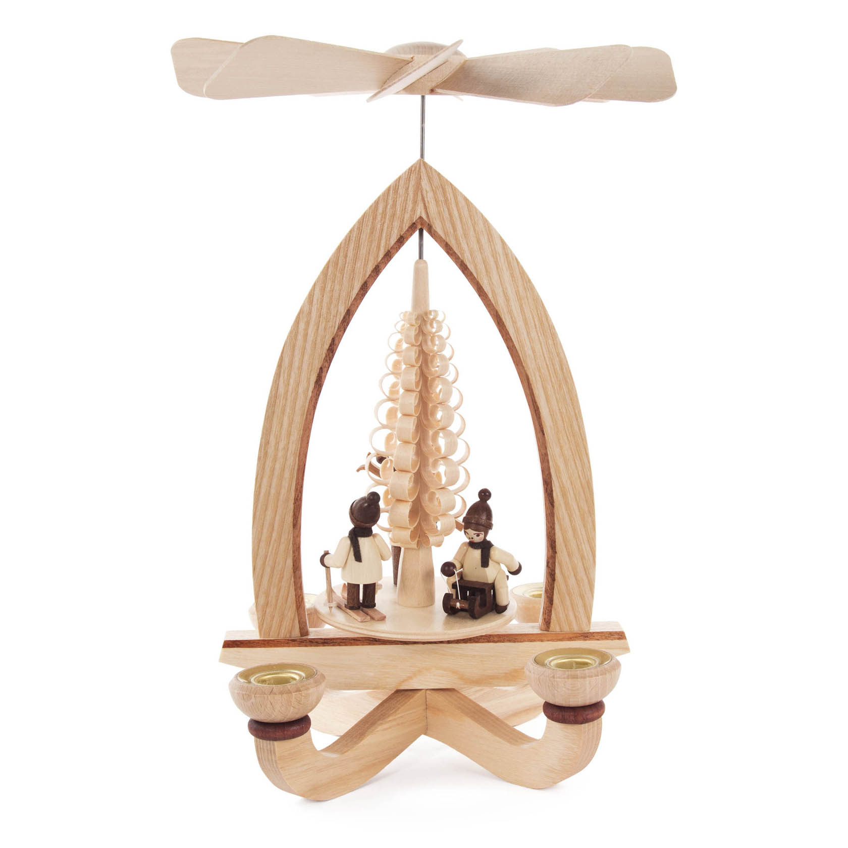 Holzpyramide mit zwei Winterkindfiguren und einem Baum in der Mitte, angetrieben durch Kerzenwärme mit Flügeln oben.