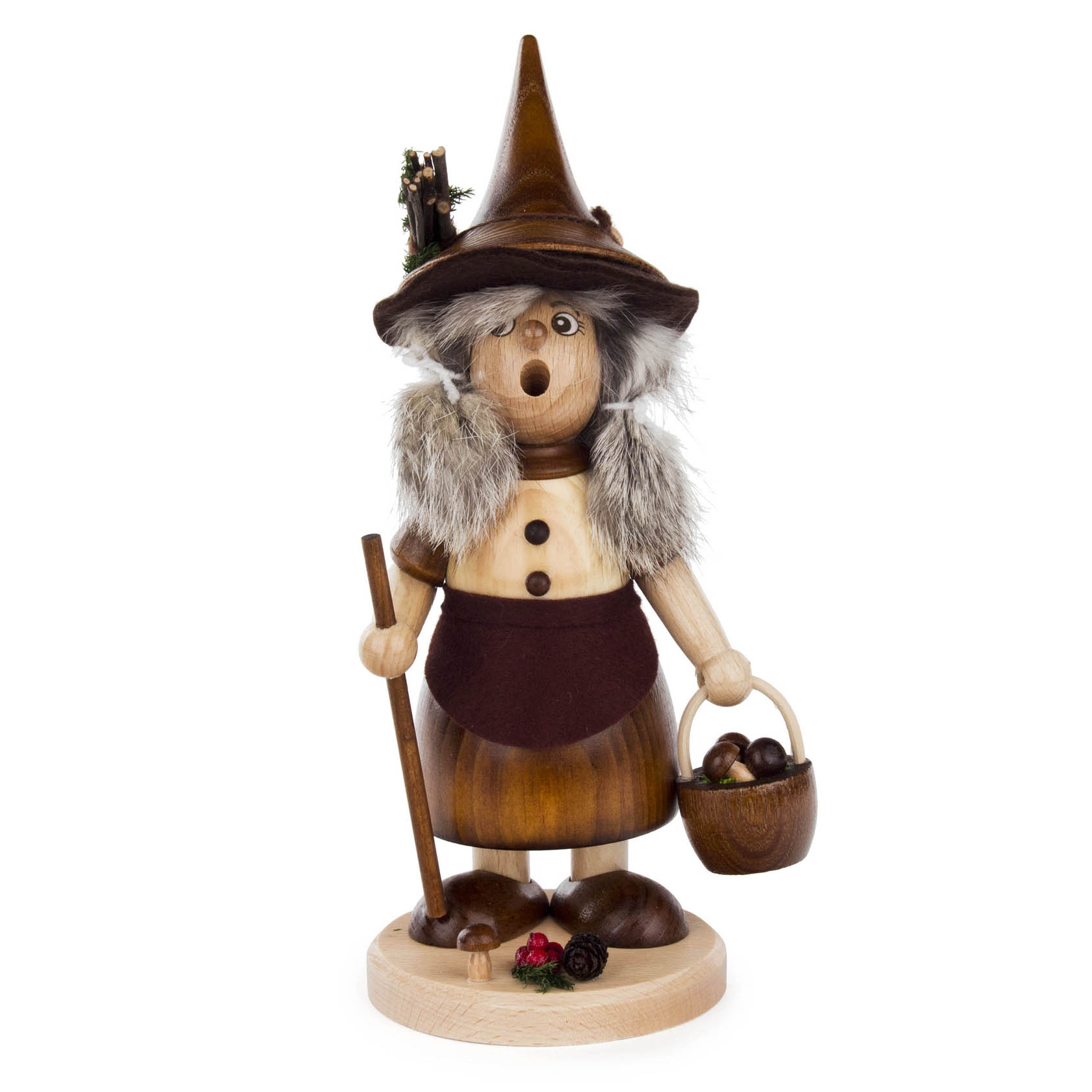 Holzfigur einer Räucherfrau im Wichtelstil mit langem grauem Haar, braunem Rock, Stab und einem Korb voller Pilze in der Hand.