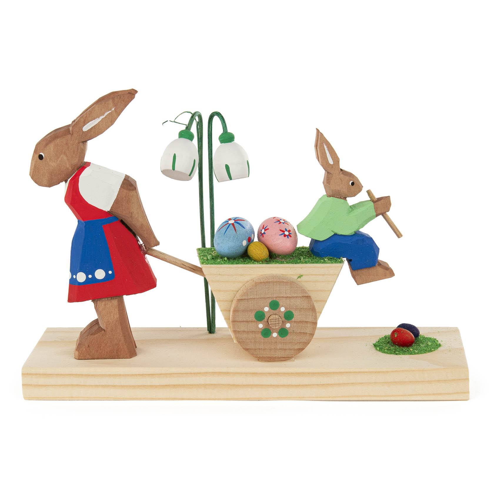 Eine Holzfigur einer Hasenmutter mit rotem Rock zieht einen Karren mit bunten Ostereiern. Auf dem Karren sitzt ein Hasenkind. im Dregeno Online Shop günstig kaufen