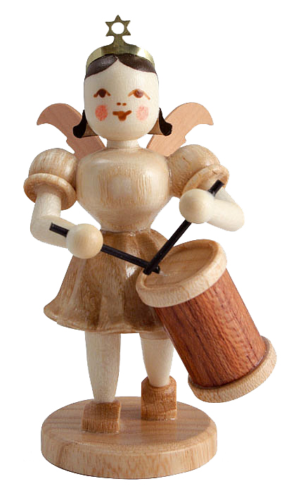 Holzengel in Naturfarbe mit Krone und rosa Bäckchen, der auf eine Trommel schlägt. im Dregeno Online Shop günstig kaufen