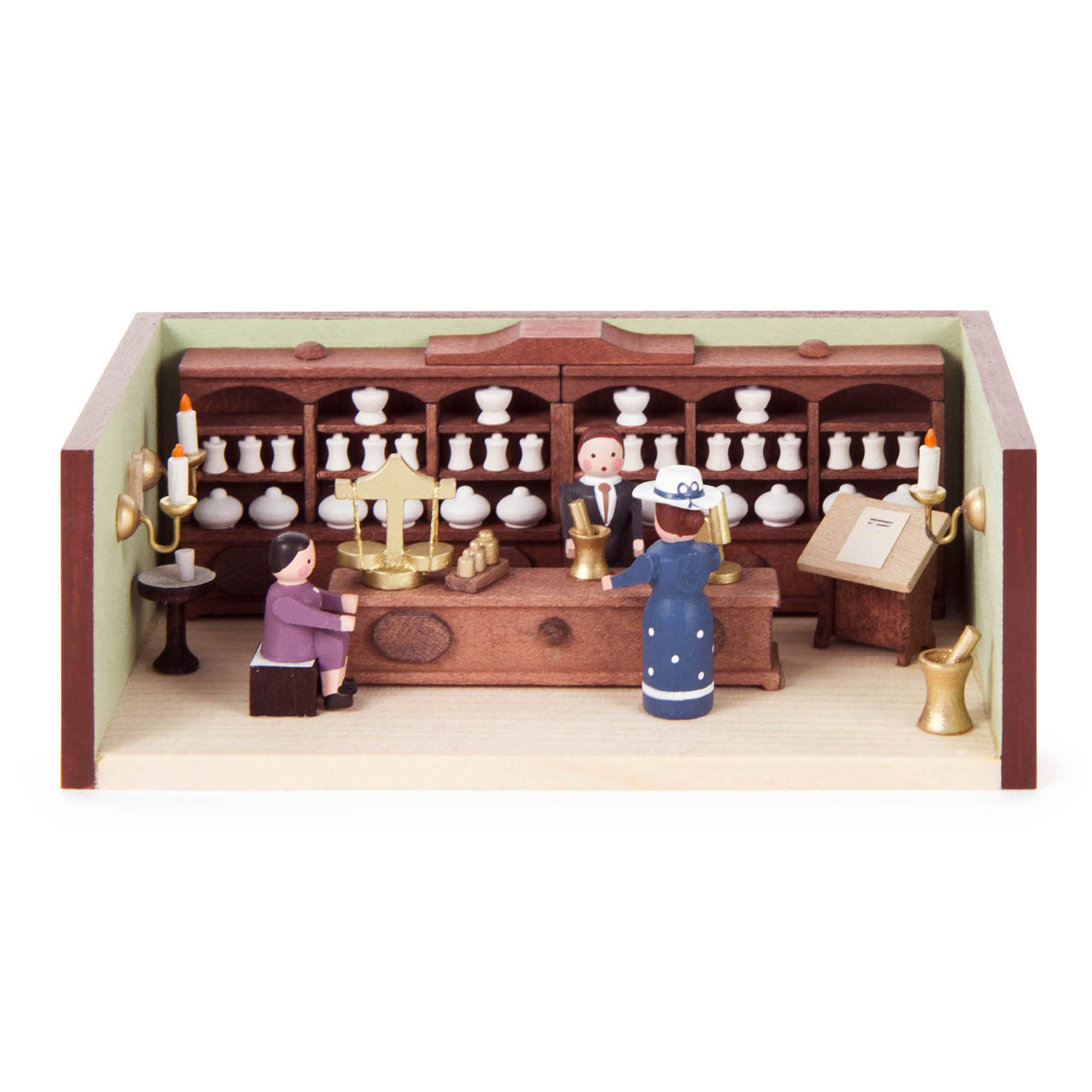 Ein Puppenstuben-Apothekenset mit Miniatur-Apotheker hinter einer Theke, einer Kundin und einer weiteren Person, umgeben von Regalen mit Flaschen. im Dregeno Online Shop günstig kaufen
