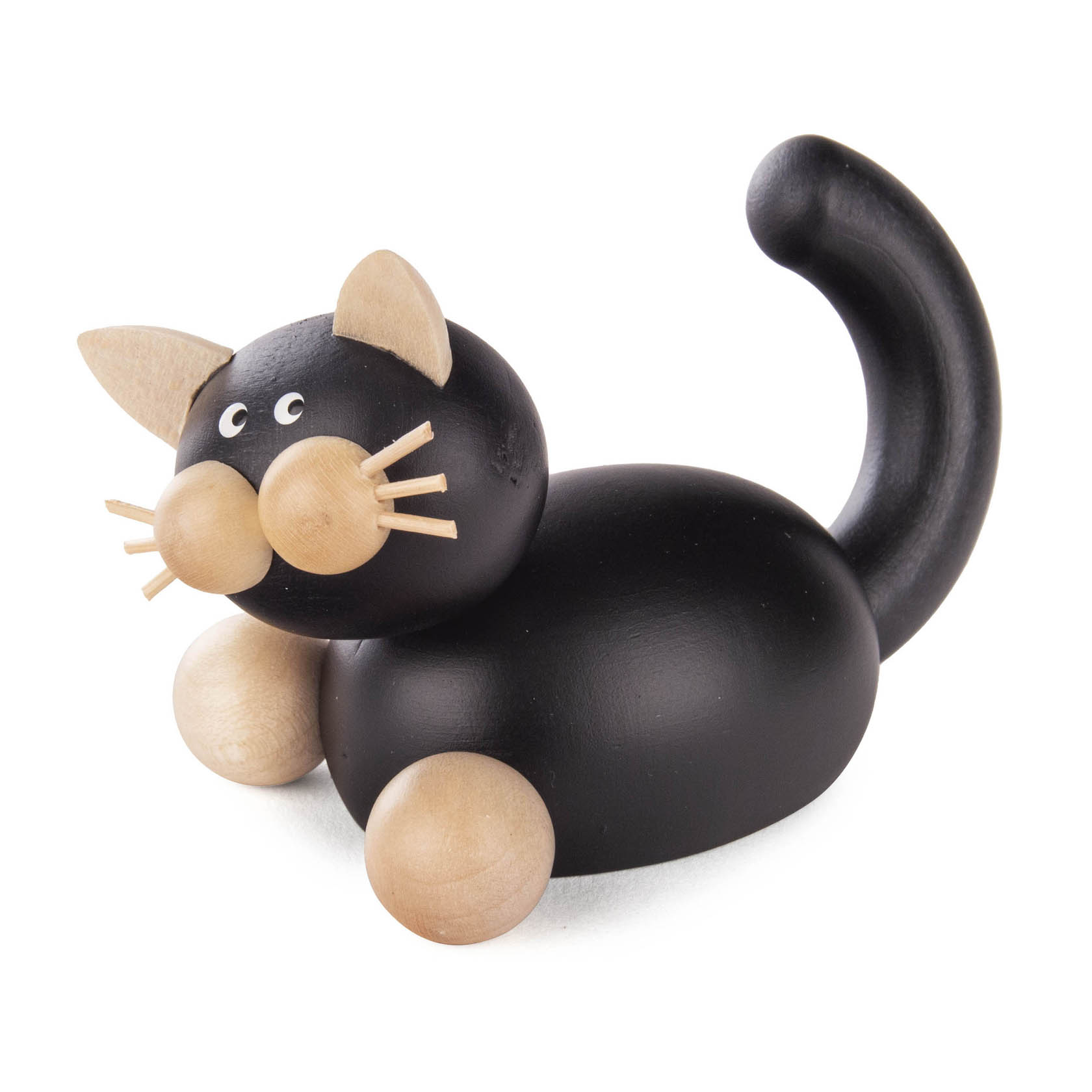 Eine schwarz-weiße Holzfigur einer Katze, die in einer lauernden Position ist. Die Figur hat einen gebogenen Schwanz und cremefarbene Details. im Dregeno Online Shop günstig kaufen