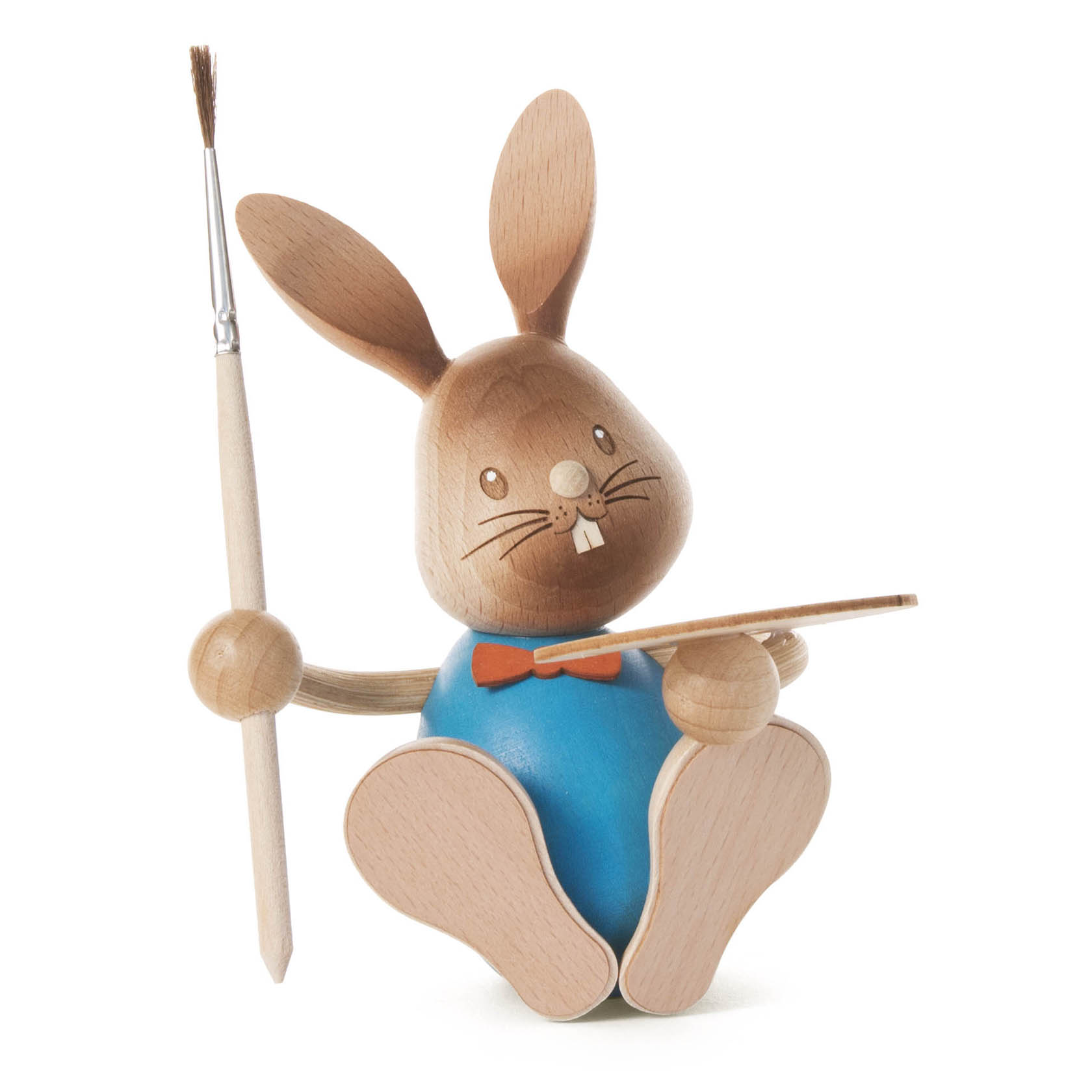 Holzfigur eines sitzenden Hasen mit Namen Stupsi, in blauem Oberteil, einer roten Fliege, hält Pinsel und Holzplatte in den Händen. im Dregeno Online Shop günstig kaufen