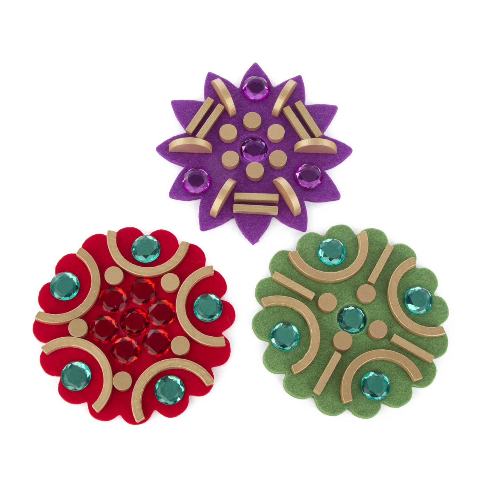 Drei kreisförmige Mandalas aus Filz in Rot, Grün und Lila mit jeweils darauf angebrachten bunten Schmucksteinen und goldenen Mustern. im Dregeno Online Shop günstig kaufen