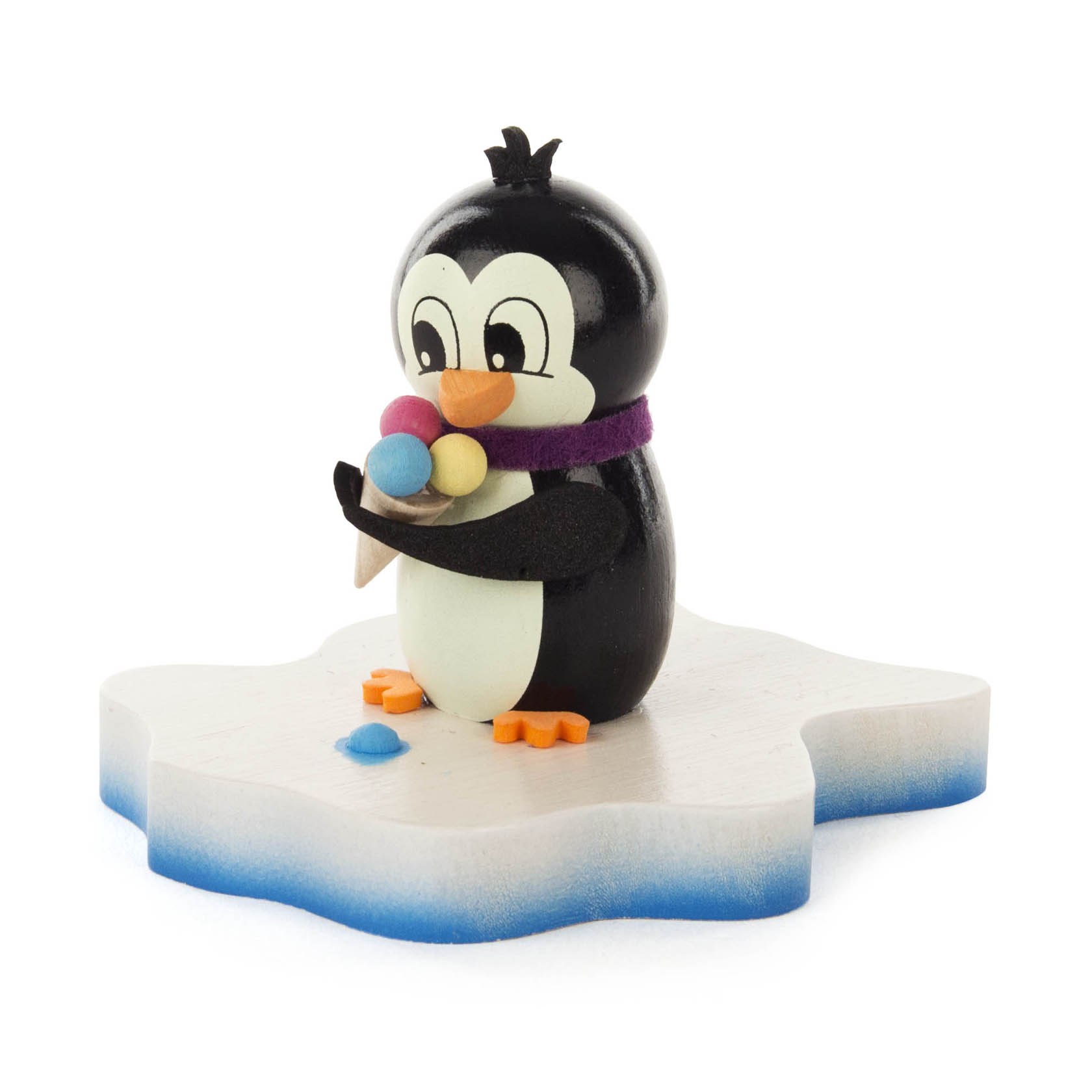 Holzfigur eines lachenden Pinguins mit lila Schal, der auf einer Eisscholle steht und Waffeleis mit drei Kugeln in den Flossen hält. im Dregeno Online Shop günstig kaufen