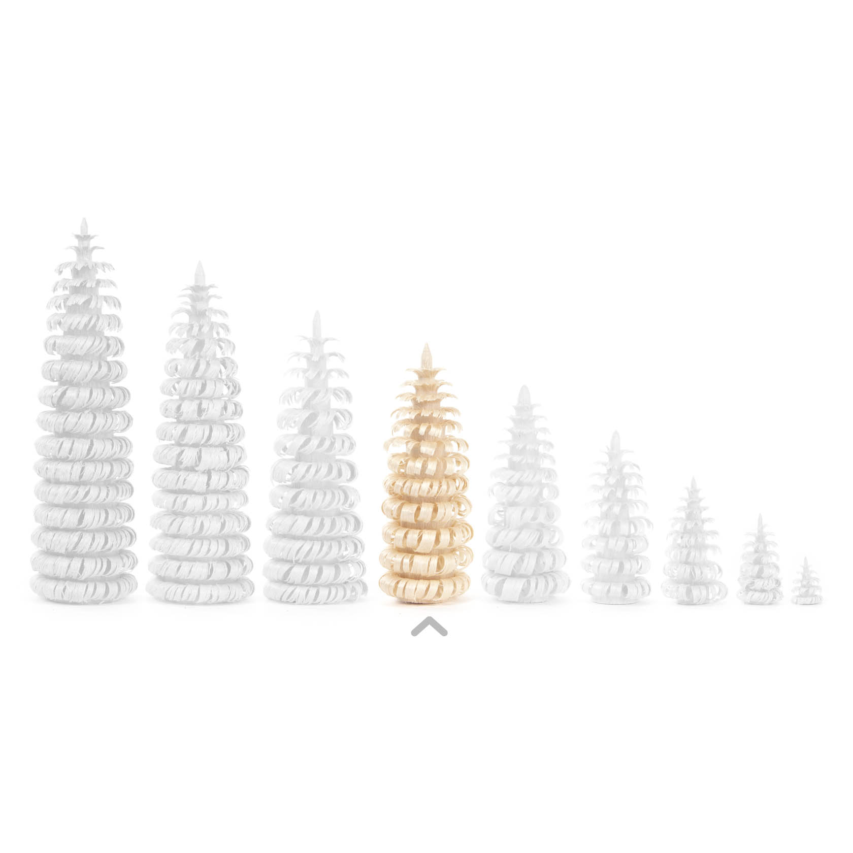 Eine Reihe von Ringelbäumen aus Holz, alle weiß bis auf den in der Mitte, der naturfarben ist. Der naturfarbene Ringelbaum ist 6 cm groß.