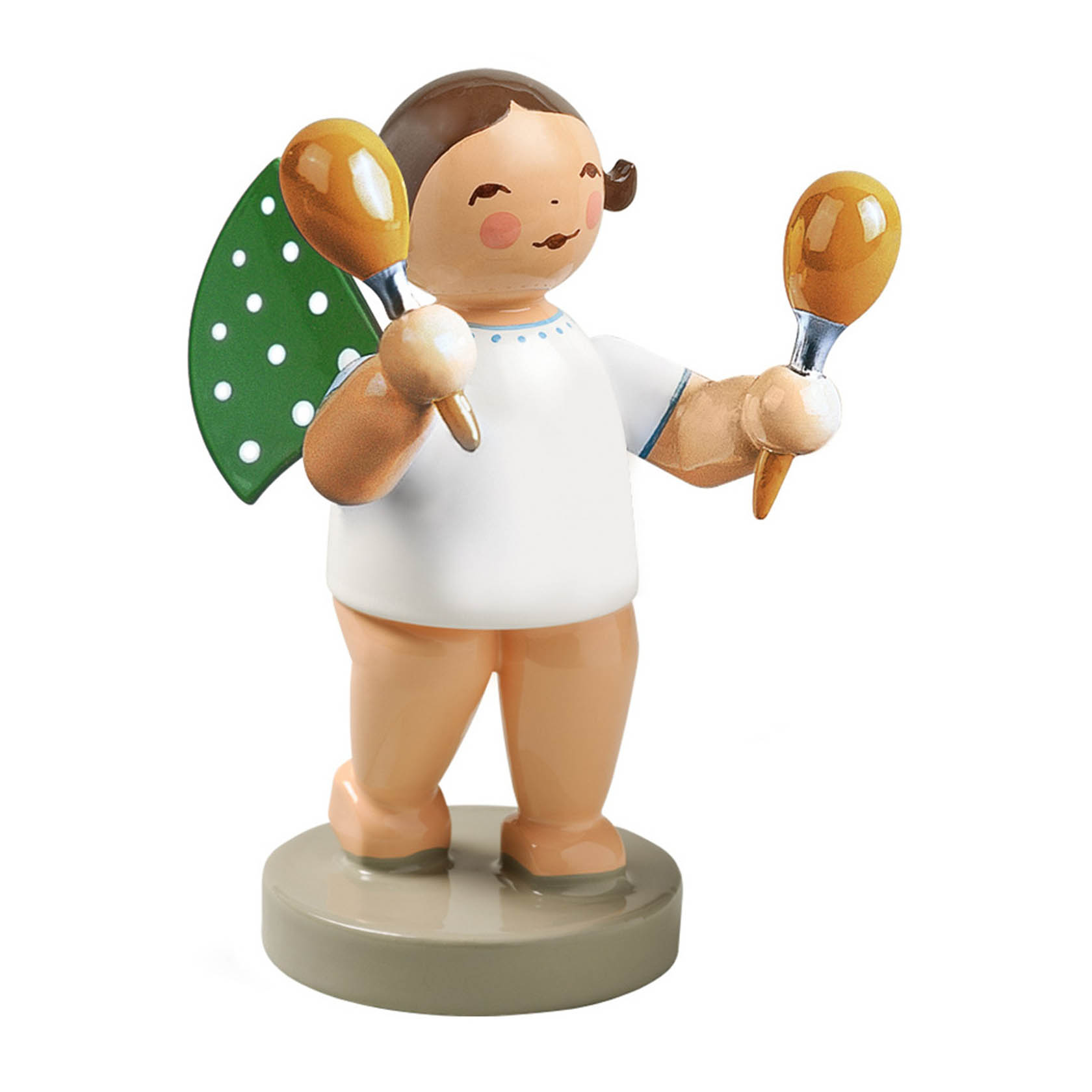 Eine Holzfigur eines Engels mit blonden Haaren und weißen Flügeln mit grünen Punkten, hält in jeder Hand eine Maraca. im Dregeno Online Shop günstig kaufen
