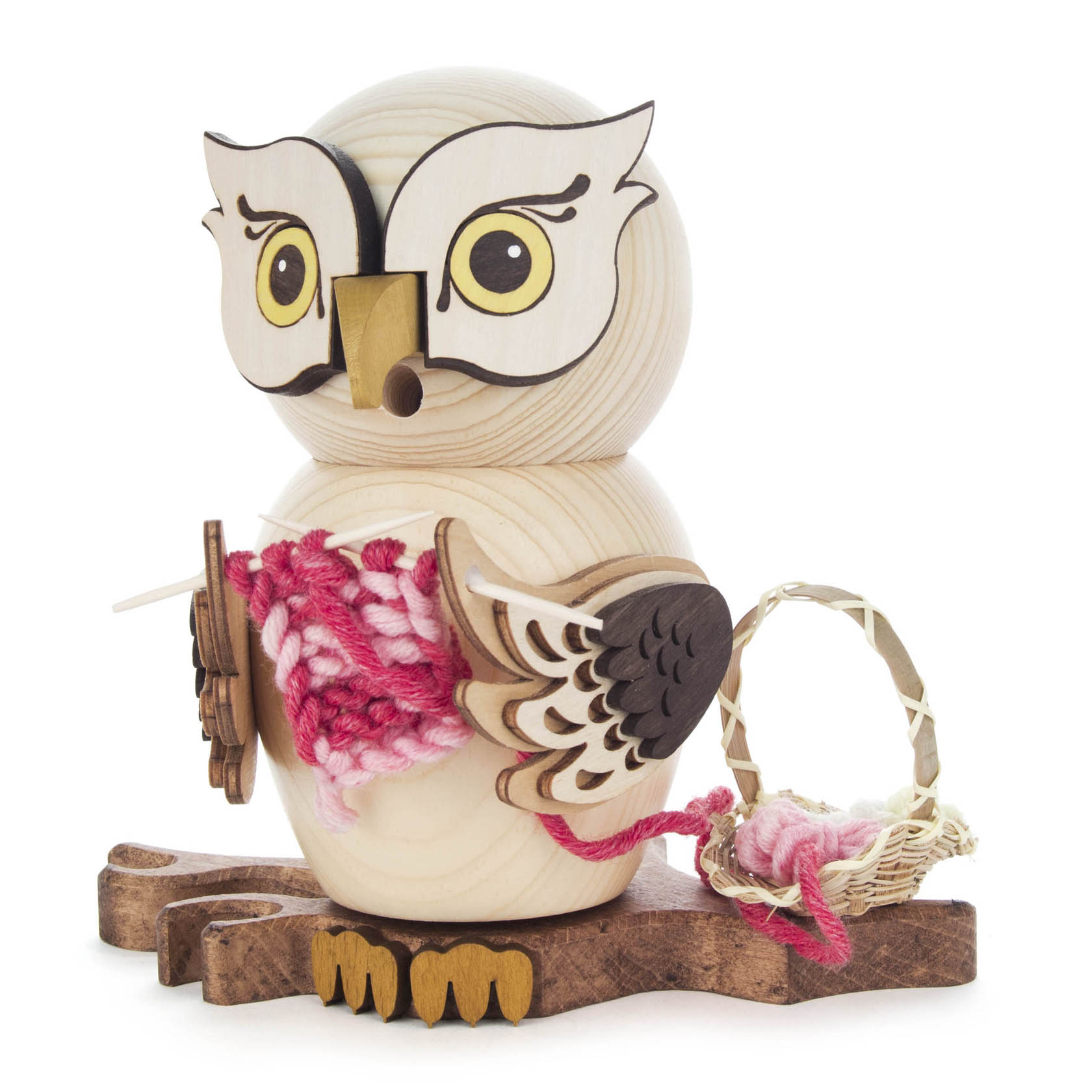 Holzeule mit Rauchfang und Strickzeug in den Flügeln, steht auf Holz, kleiner Korb mit Garn daneben. im Dregeno Online Shop günstig kaufen