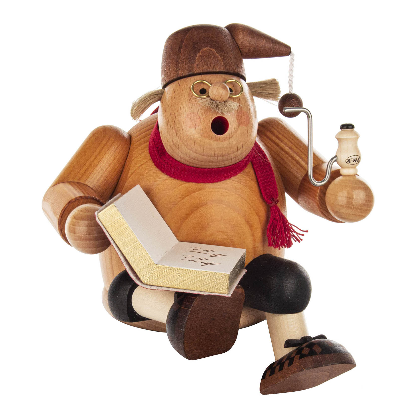 Holzfigur eines Räuchermanns als Geschichtenerzähler mit offenem Buch und Pfeife, trägt roten Schal und braune Mütze. im Dregeno Online Shop günstig kaufen