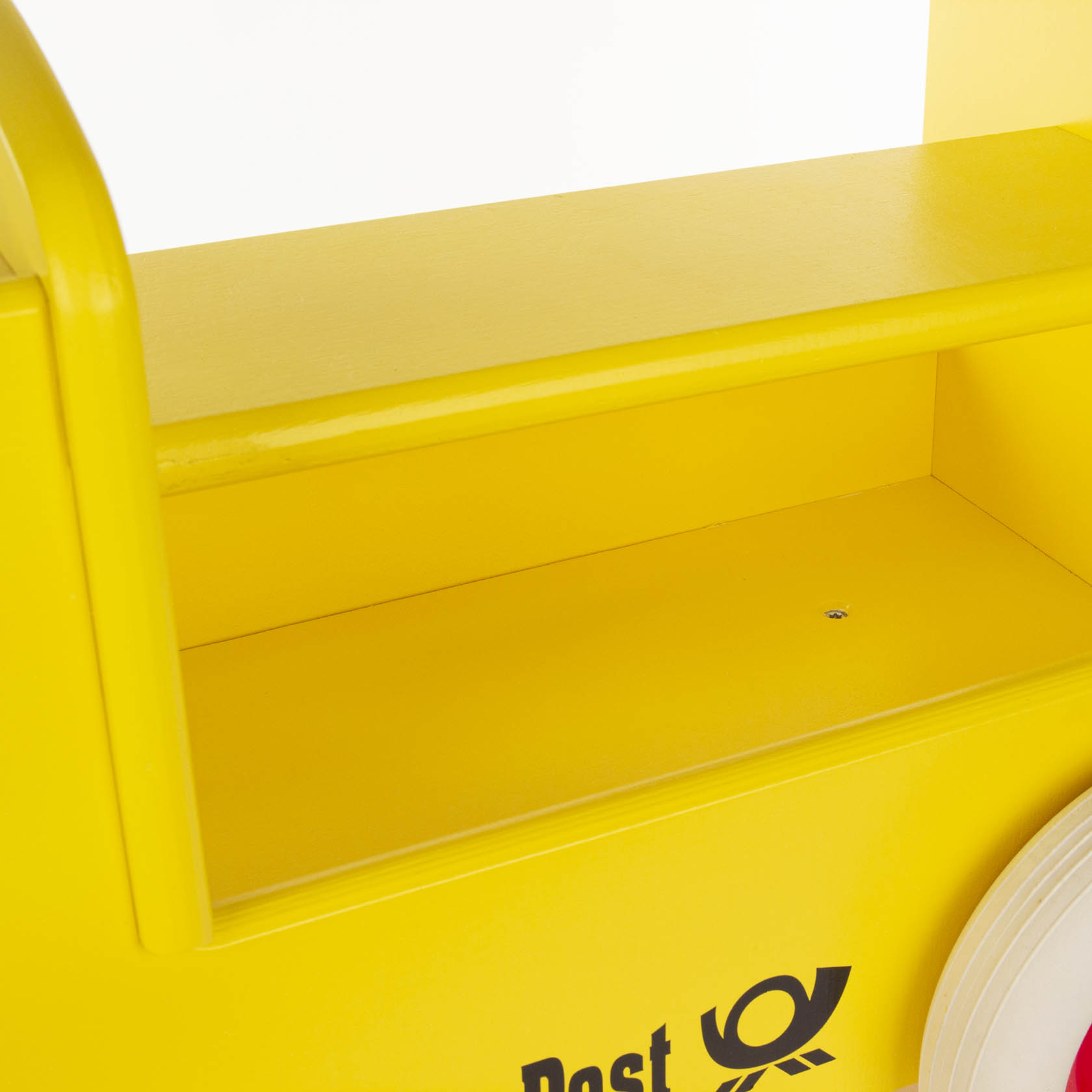 Gelb lackiertes Postauto-Rutschfahrzeug mit Lenkung und Kunststoffrädern, Post-Logo sichtbar.