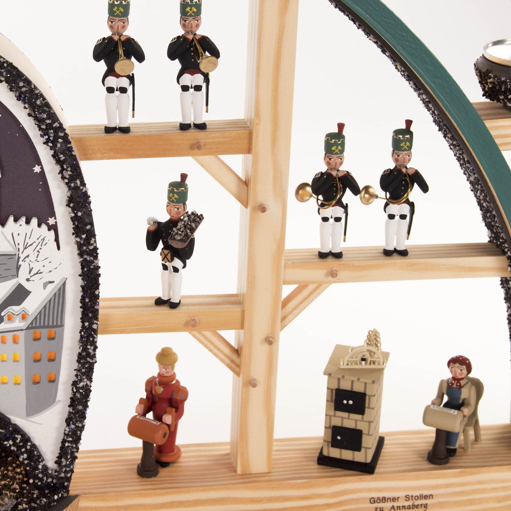 Schwibbogen mit Miniaturfiguren von Bergmännern und Erzgebirgsfiguren, elektrisch beleuchtet, zeigt die Annaberger Kirche und das Bergwerk.
