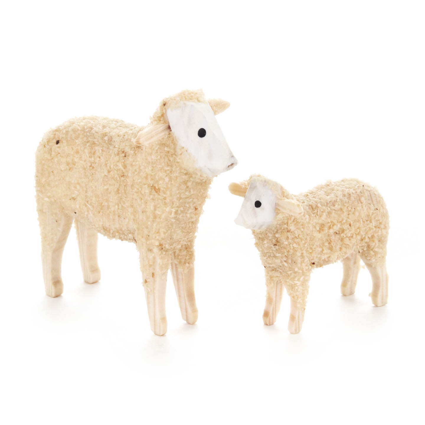 Zwei Figuren von Ostfriesischen Schafen, bestehend aus beigem, wollartig strukturiertem Material. Ein größeres Schaf links und ein kleineres Lamm rechts. im Dregeno Online Shop günstig kaufen