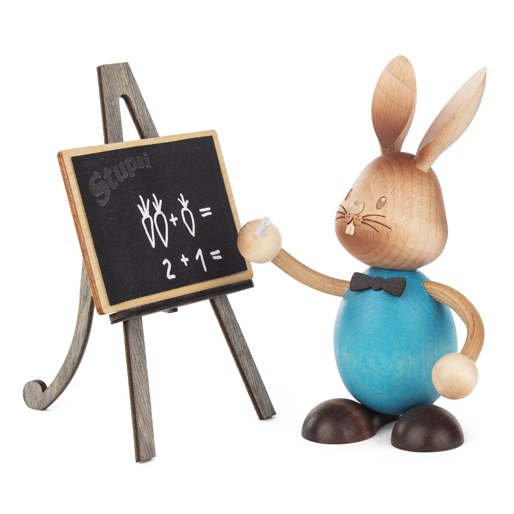 Hase 'Stupsi' mit Holzkörper in blauem Outfit steht vor einer Tafel. Der Hase zeigt auf ein Bild mit Karotten und die Rechnung '2 + 1 ='. im Dregeno Online Shop günstig kaufen