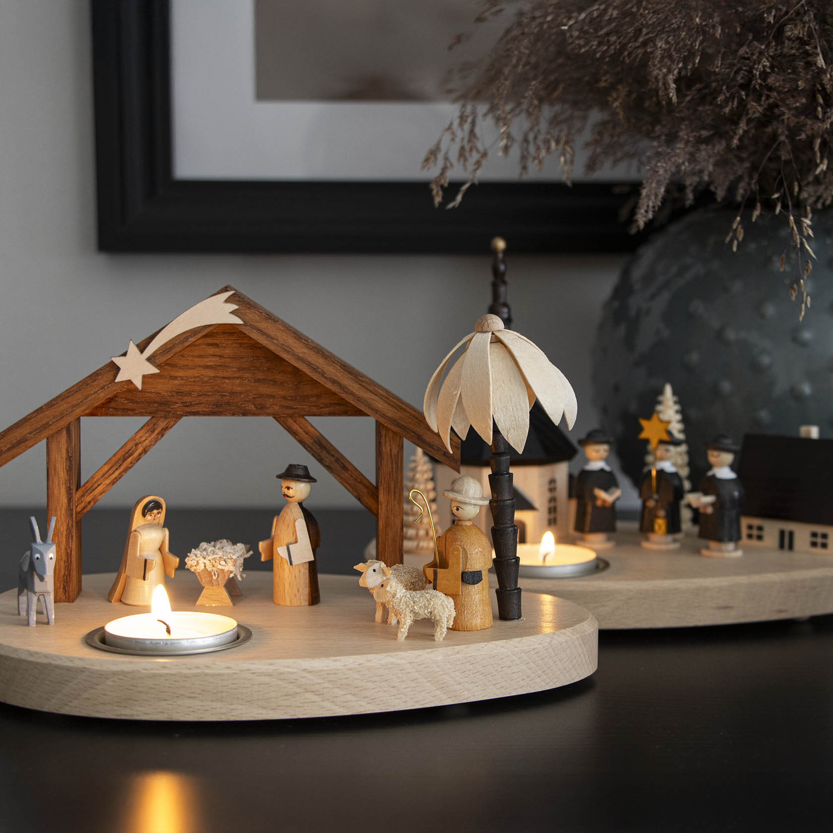 Handgefertigter Teelichthalter mit Seiffener Kirche, Kurrende-Sängern, Engel, Schaf und Hirte. Traditionelles Design für Weihnachten.